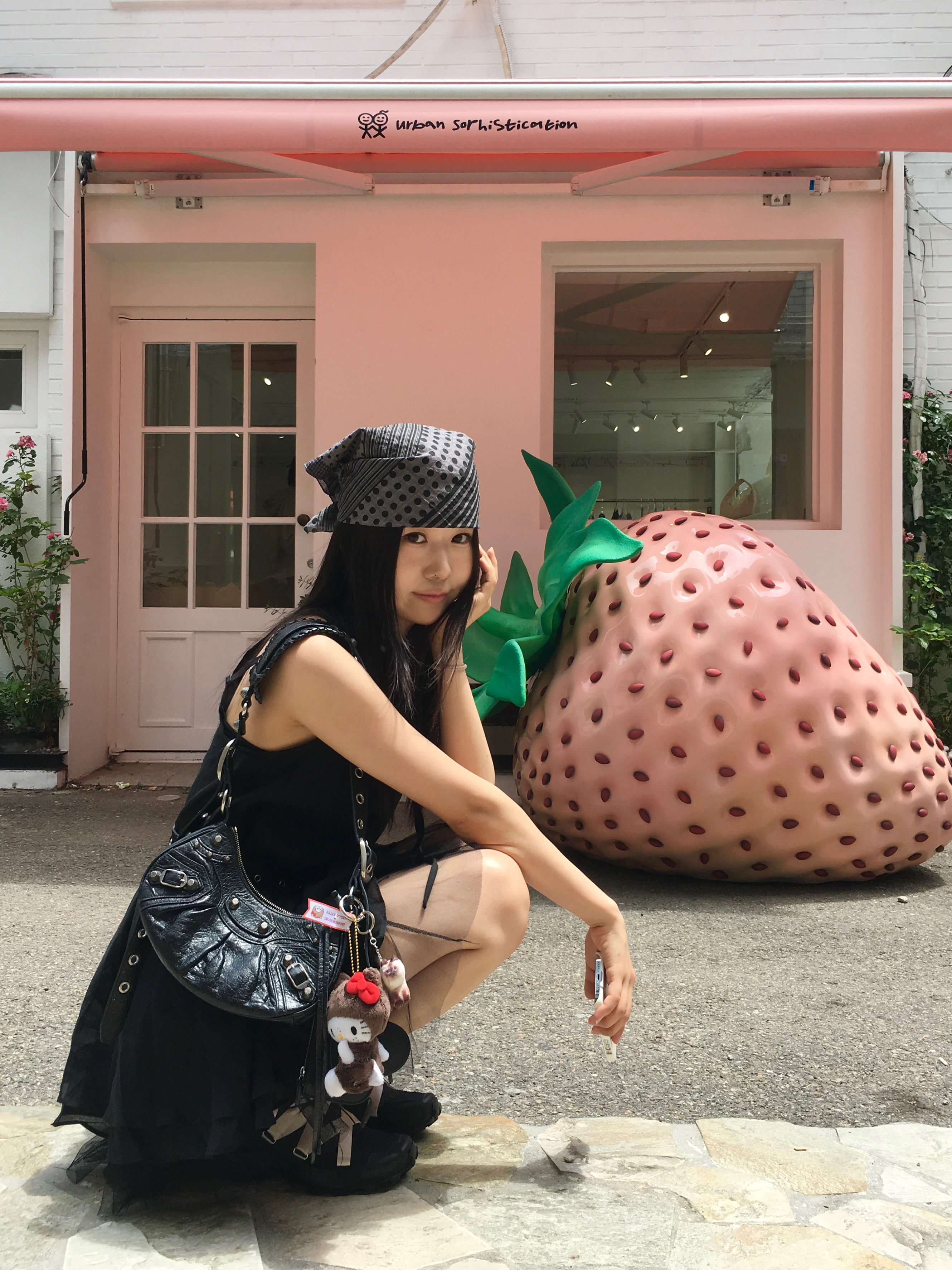 Sanrio Hello Kitty x Monchhichi 50th Anniversary Hello Kitty Holder, Balenciaga Arena Lambskin Le Cagole XS Shoulder Bag Black 착용 스타일 - 1