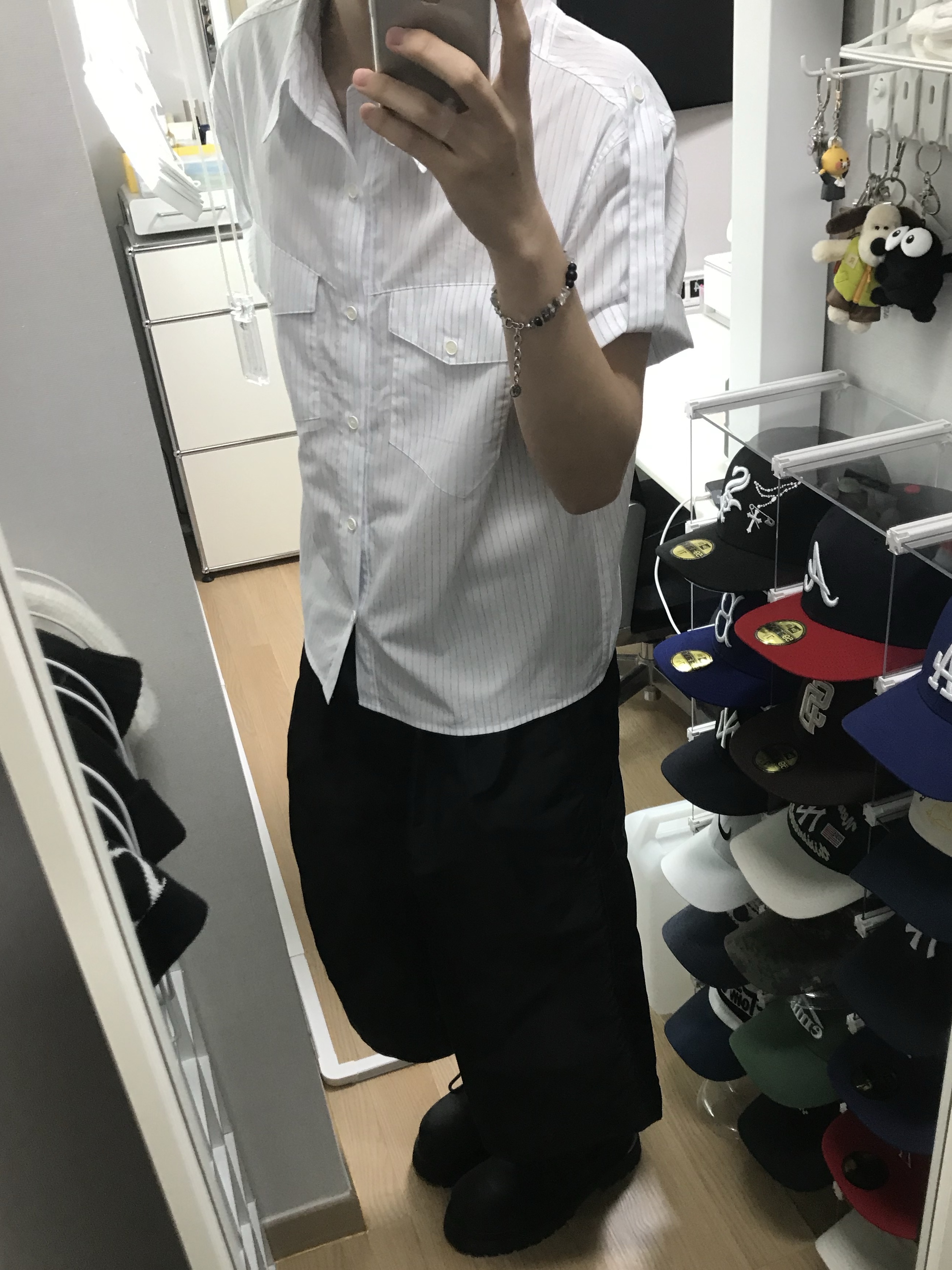 MJD x Koin Seoul Two Tuck Re-Nylon Wide Carpenter Bermuda Pants Black, LOSTGARDEN Route Black 착용 스타일 - 3