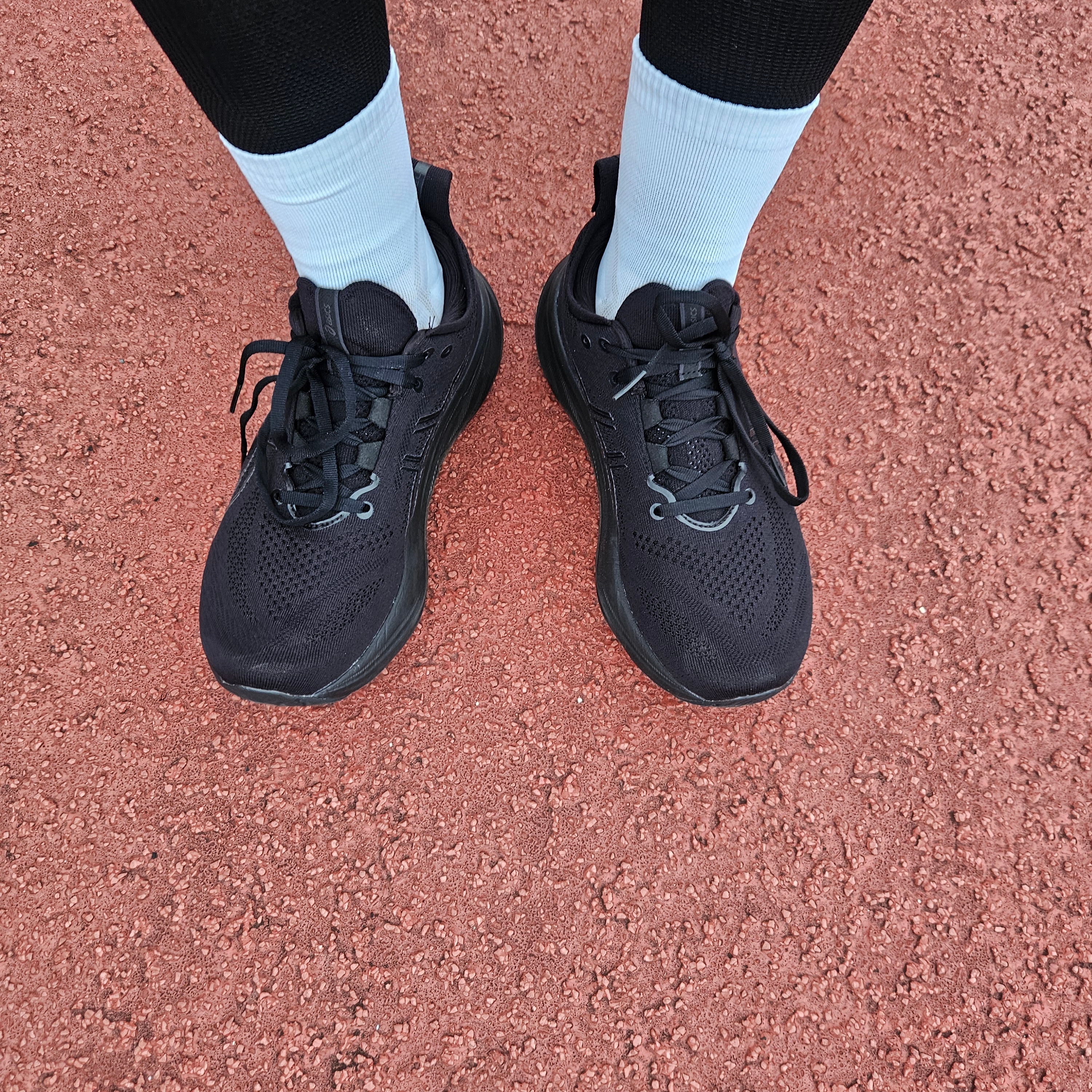 Asics Gel-Nimbus 26 Black - 2E Wide 착용 스타일 - 3
