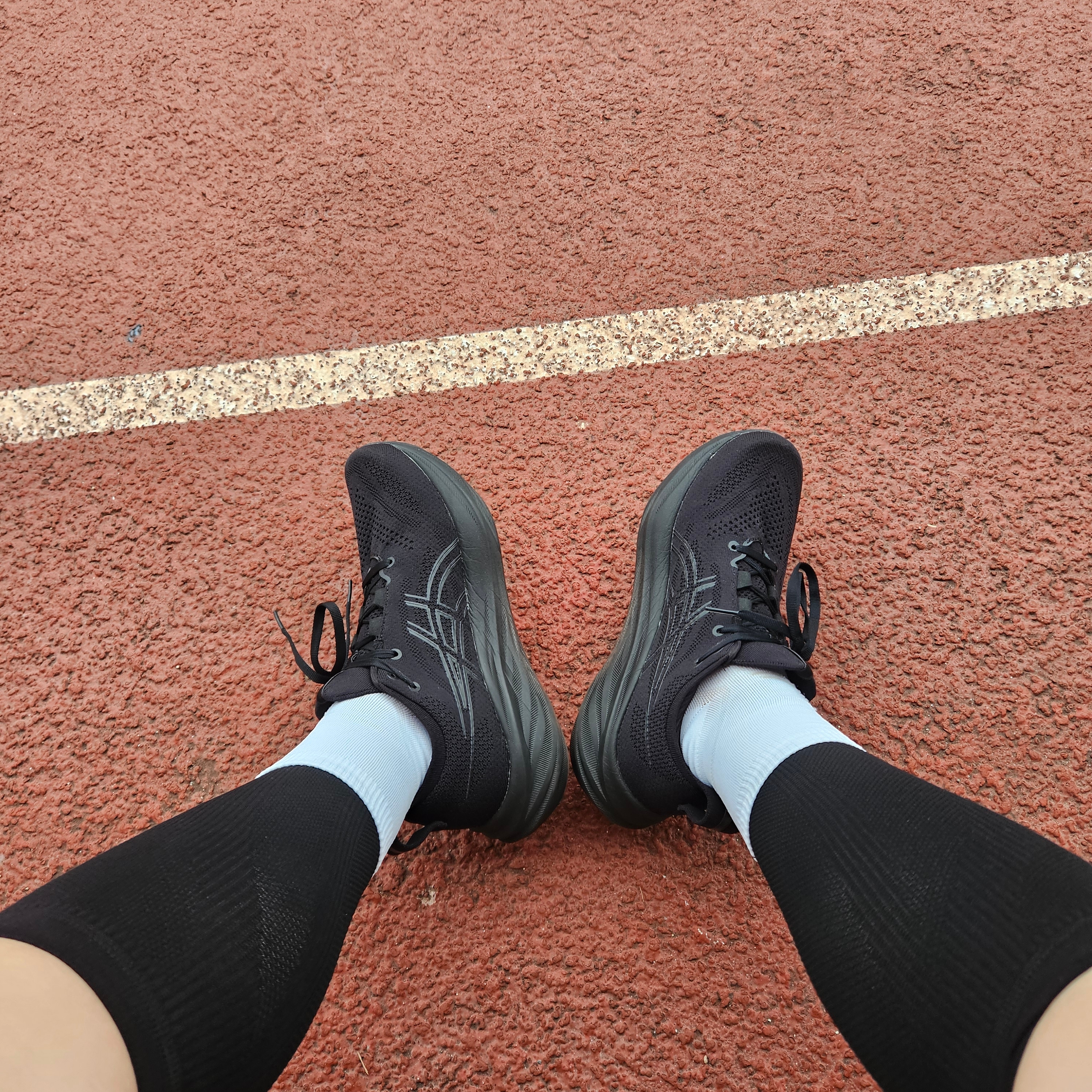 Asics Gel-Nimbus 26 Black - 2E Wide 착용 스타일 - 2