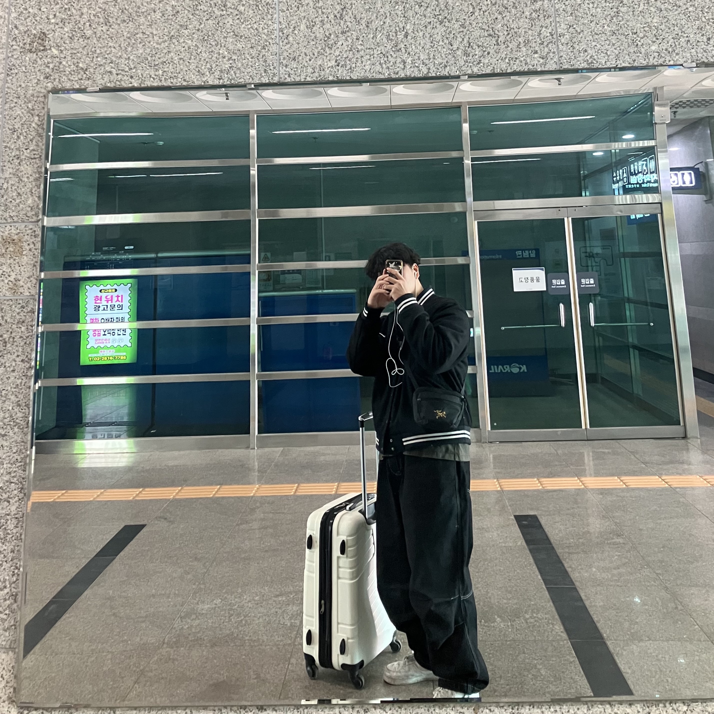 Arc'teryx Mantis 1 Waistpack Black, Nike NSW Authentics Varsity Jacket Black - Asia 착용 스타일