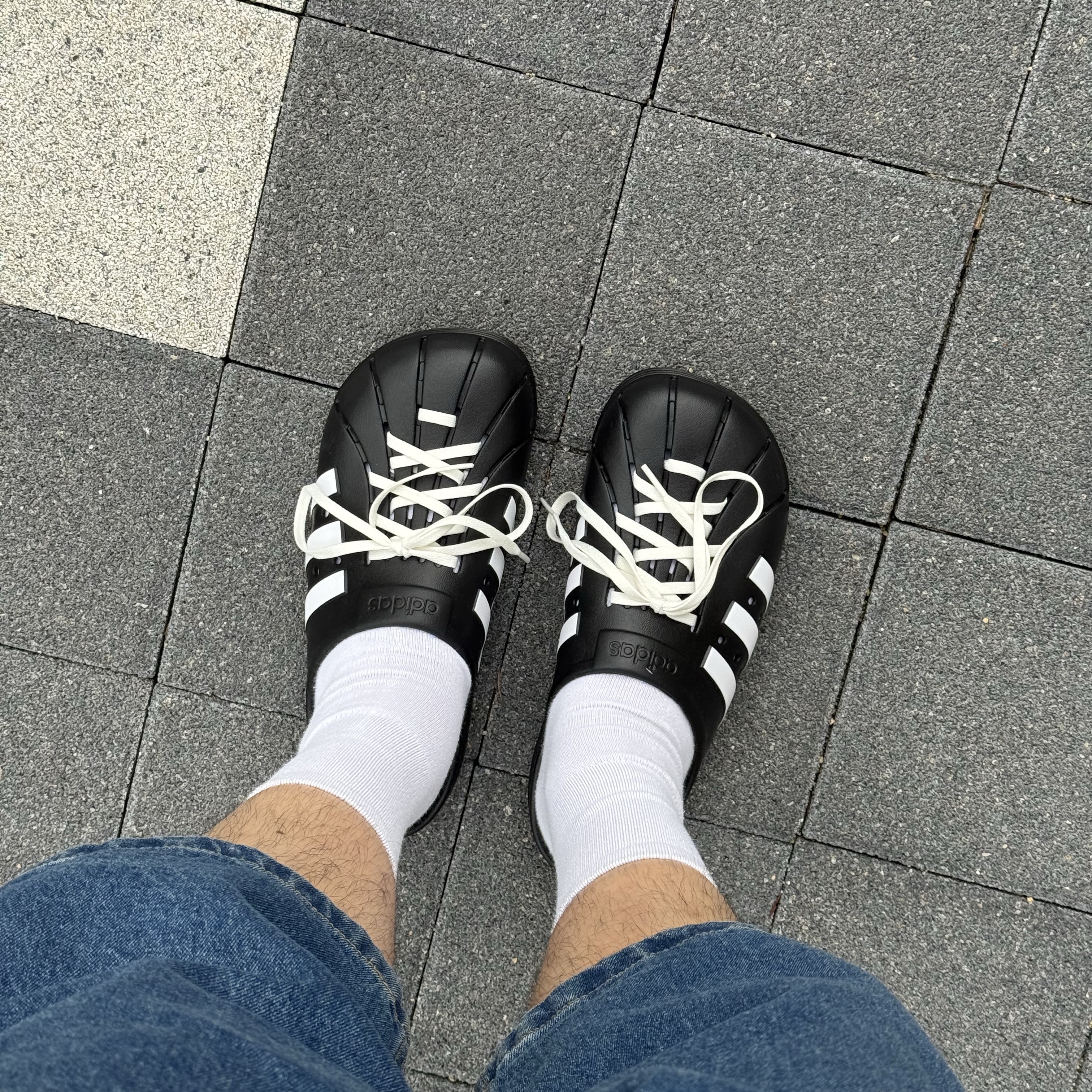 Adidas Adilette Clog Black White 착용 스타일
