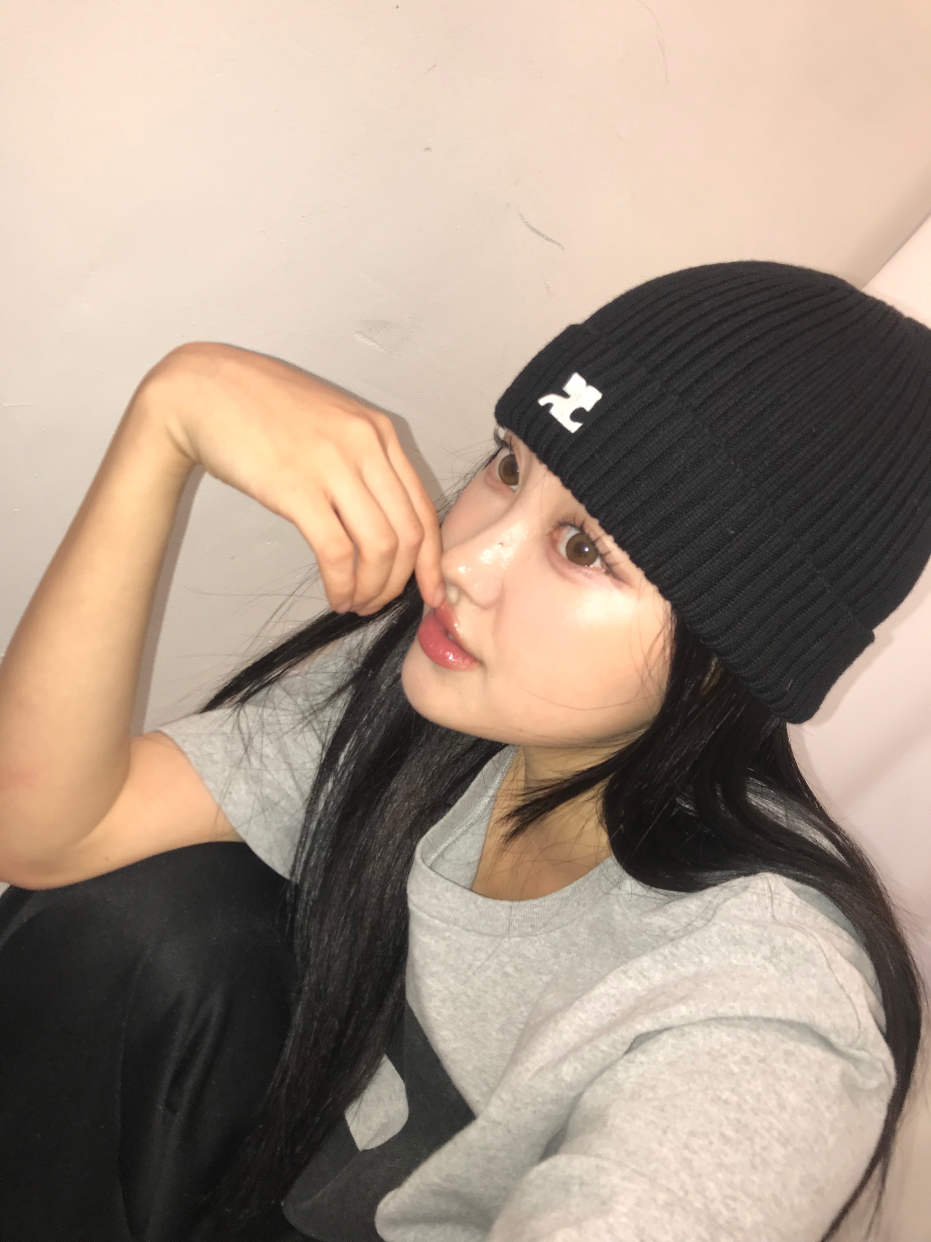 (W) Courreges AC Rib Knit Beanie Black White 착용 스타일 - 4