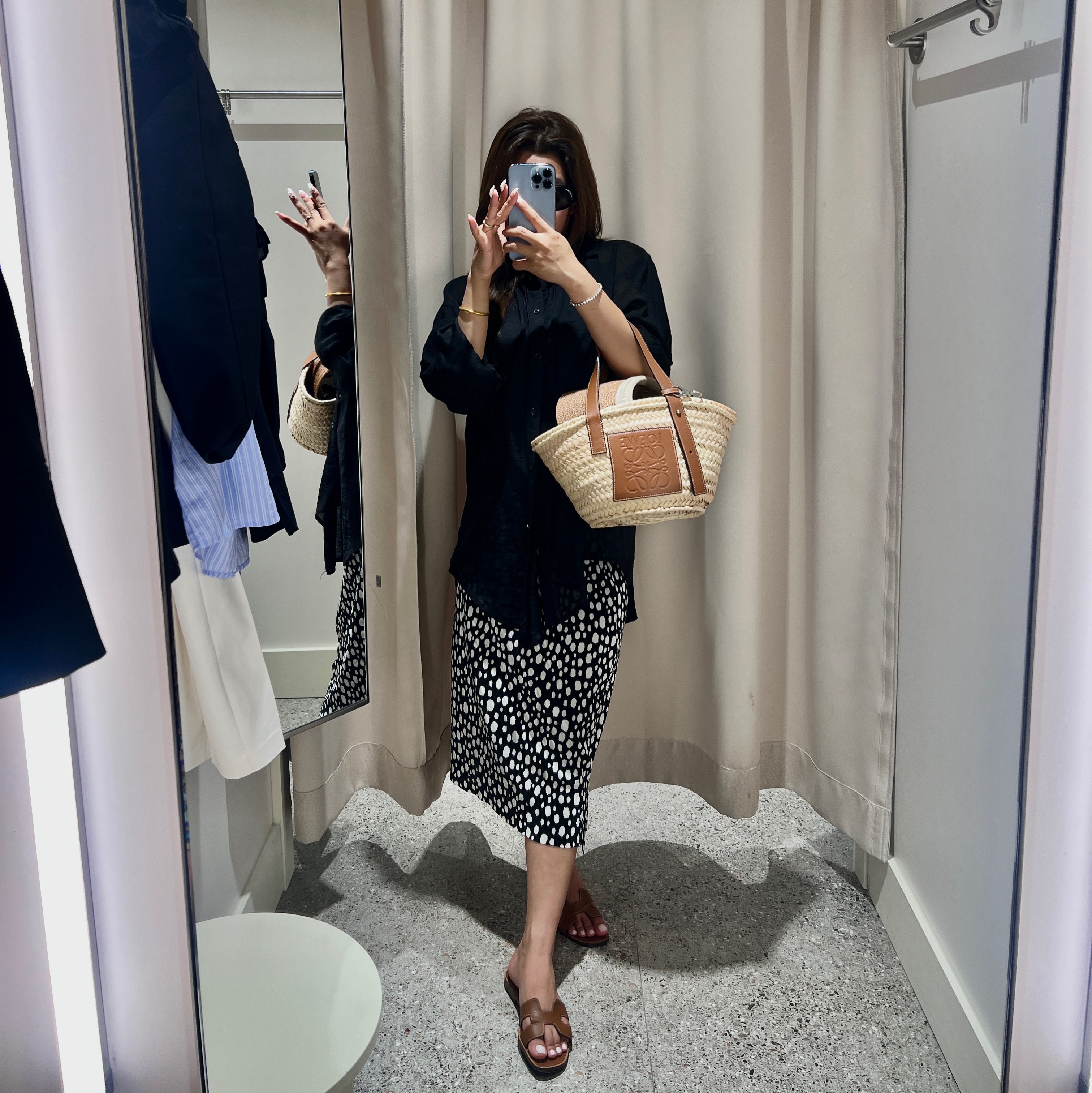Loewe Basket Bag in Palm Leaf and Calfskin Natural Tan, (W) Helen Kaminski Bianca Nougat Natural Logo 착용 스타일