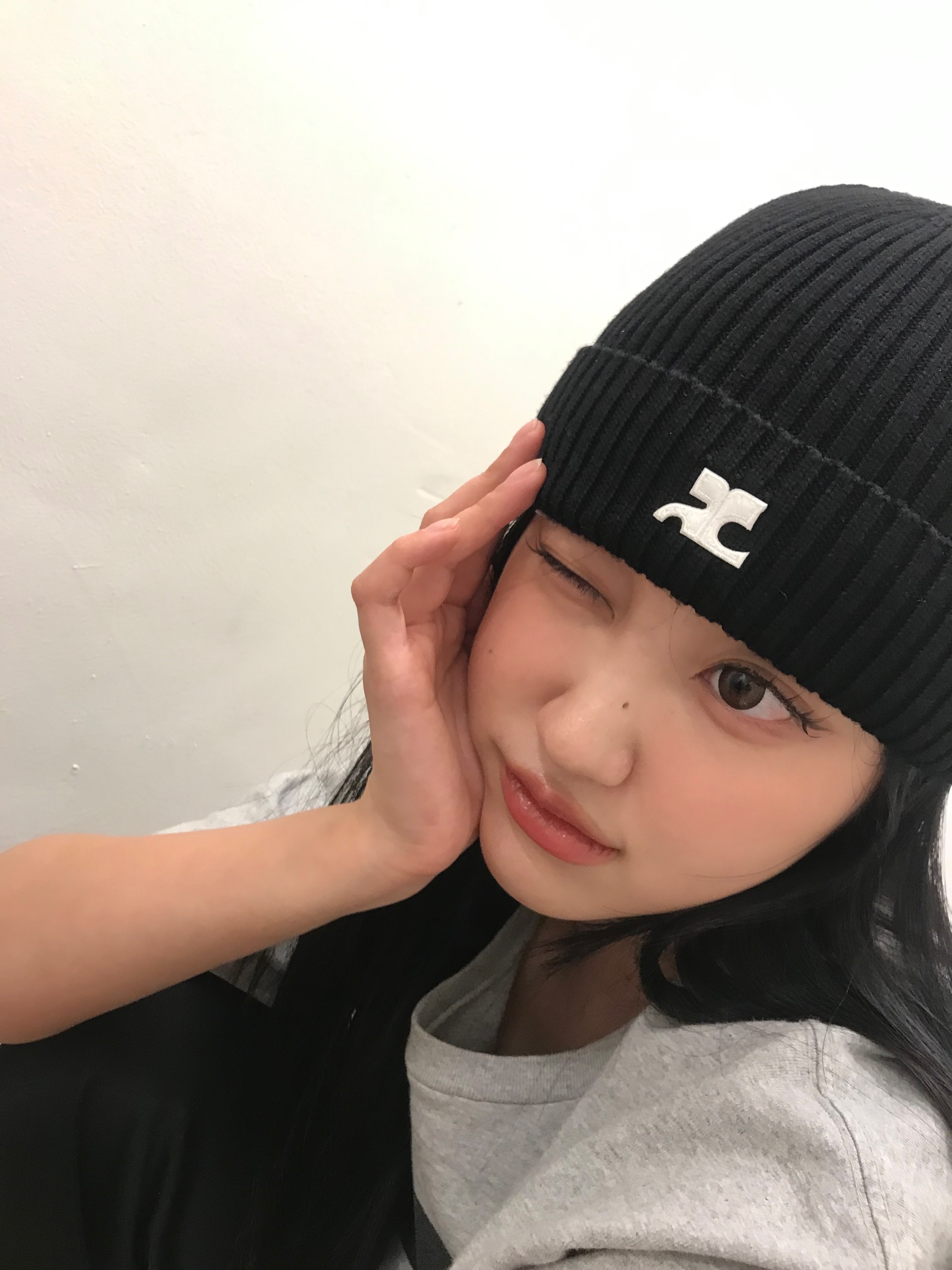 (W) Courreges AC Rib Knit Beanie Black White 착용 스타일 - 1