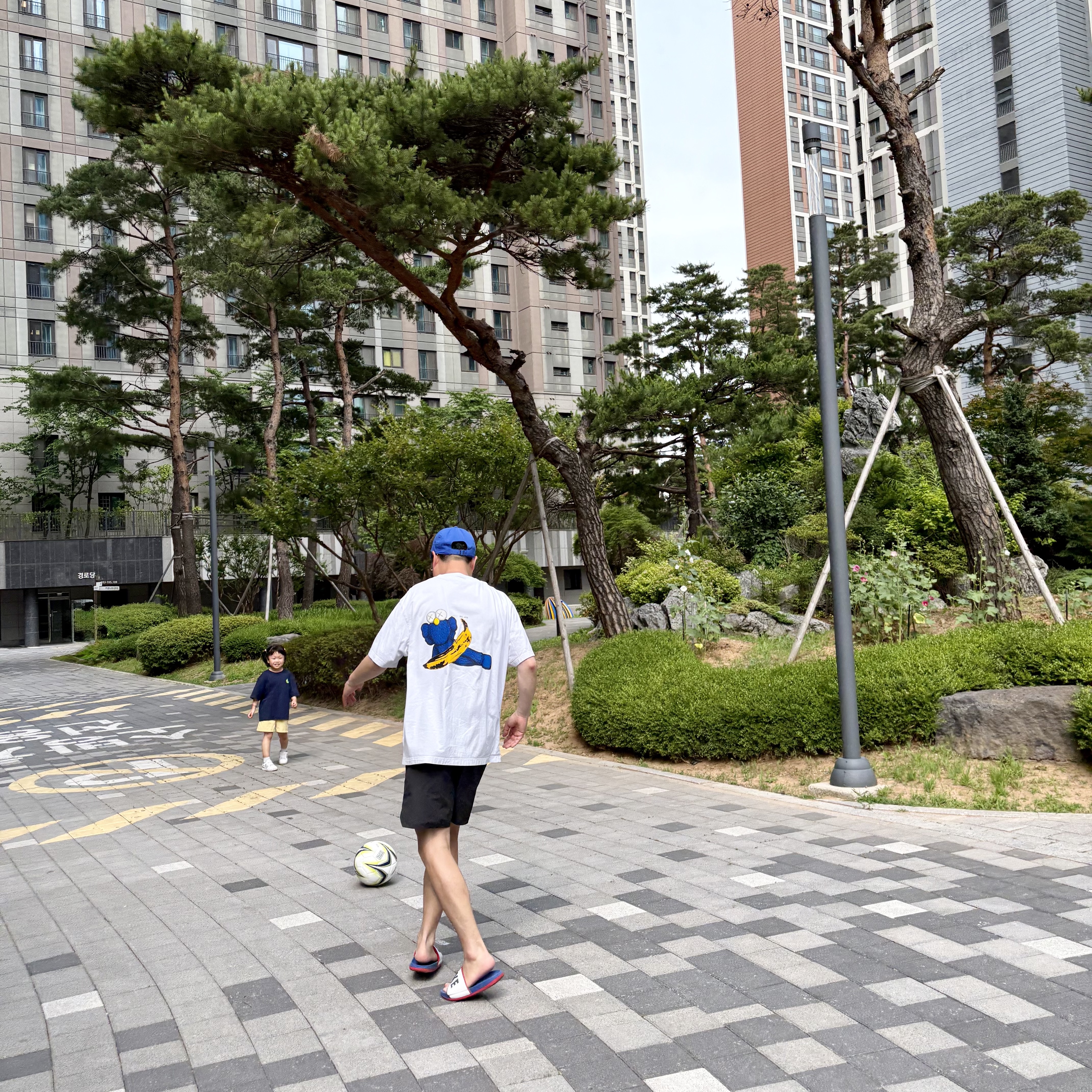 Nike Club Unstructured Futura Washed Cap Game Royal, Uniqlo UT x Kaws x Warhol S/S Graphic T-Shirt A White 착용 스타일 - 3