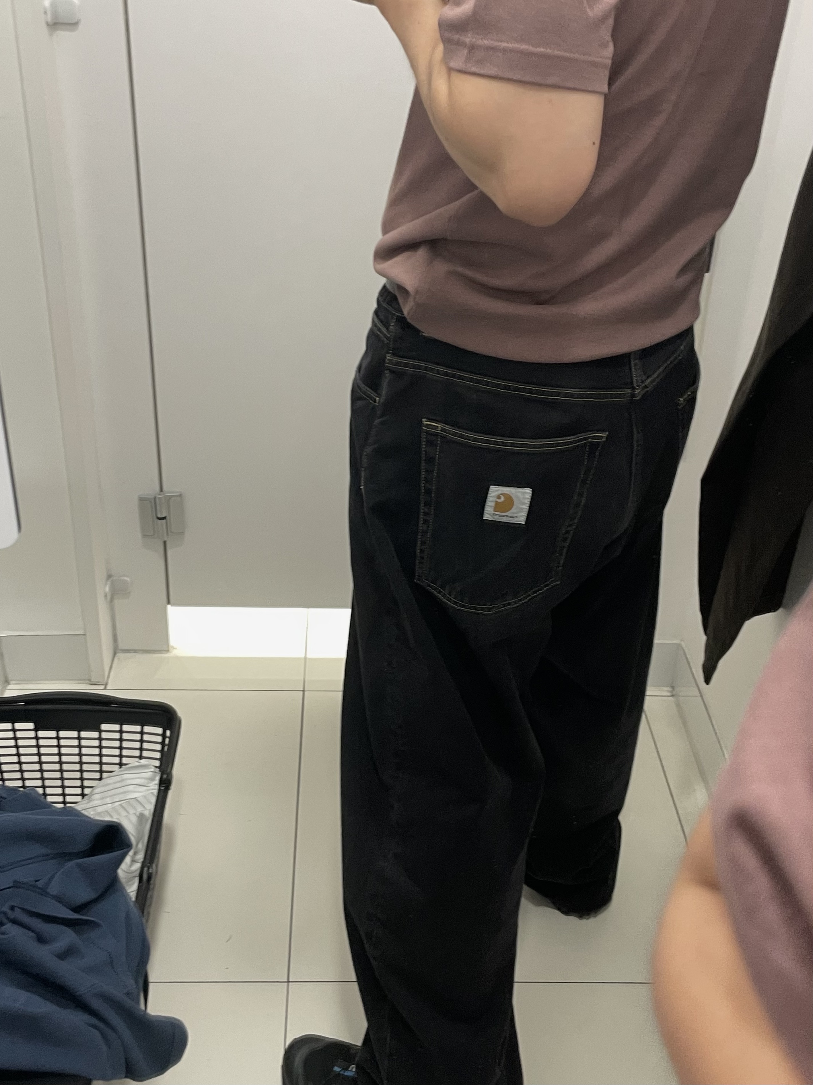 Carhartt WIP Brandon Pants Black Stone Washed 착용 스타일 - 2