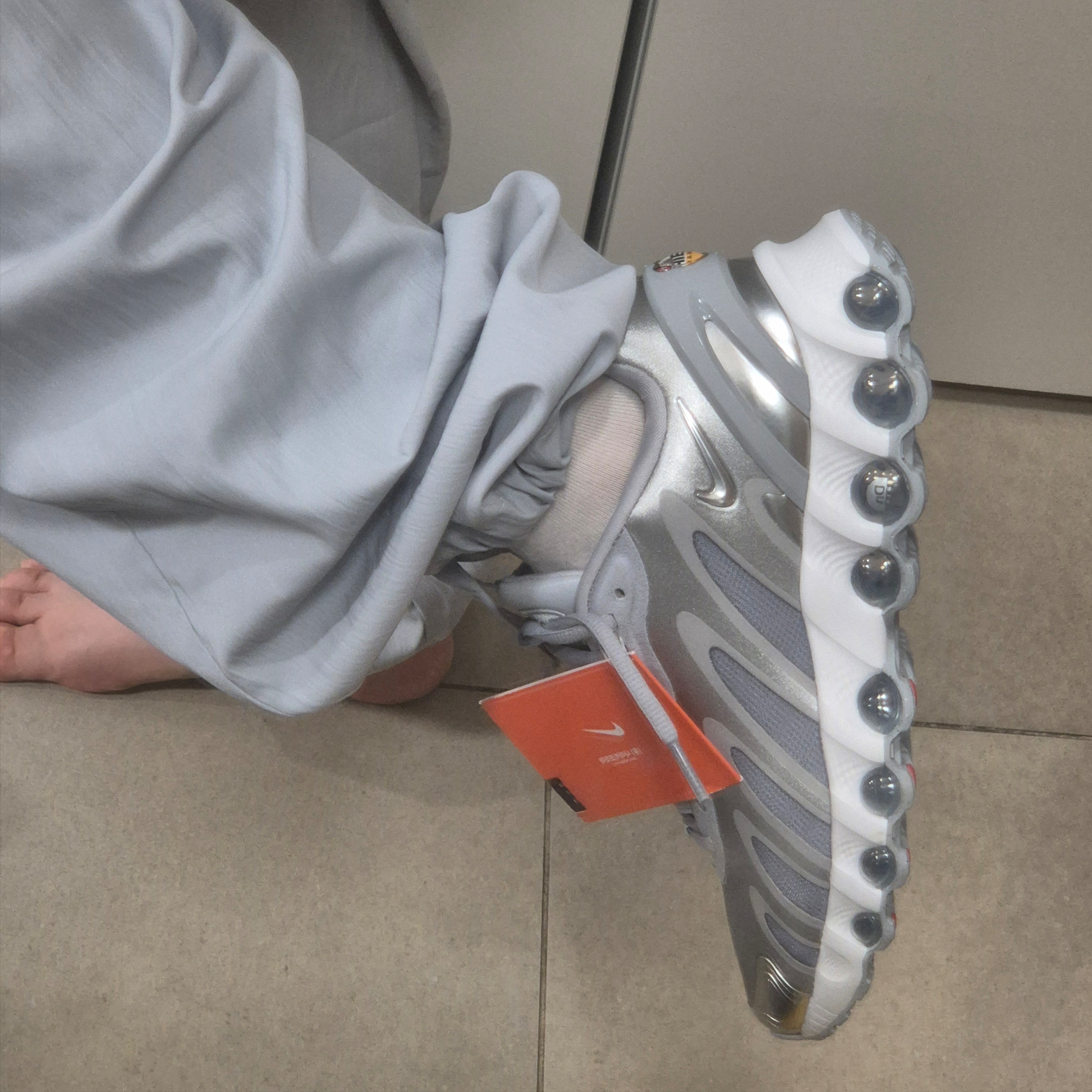 (W) Nike Air Max Dn8 Wolf Grey Metallic Silver 착용 스타일 - 1