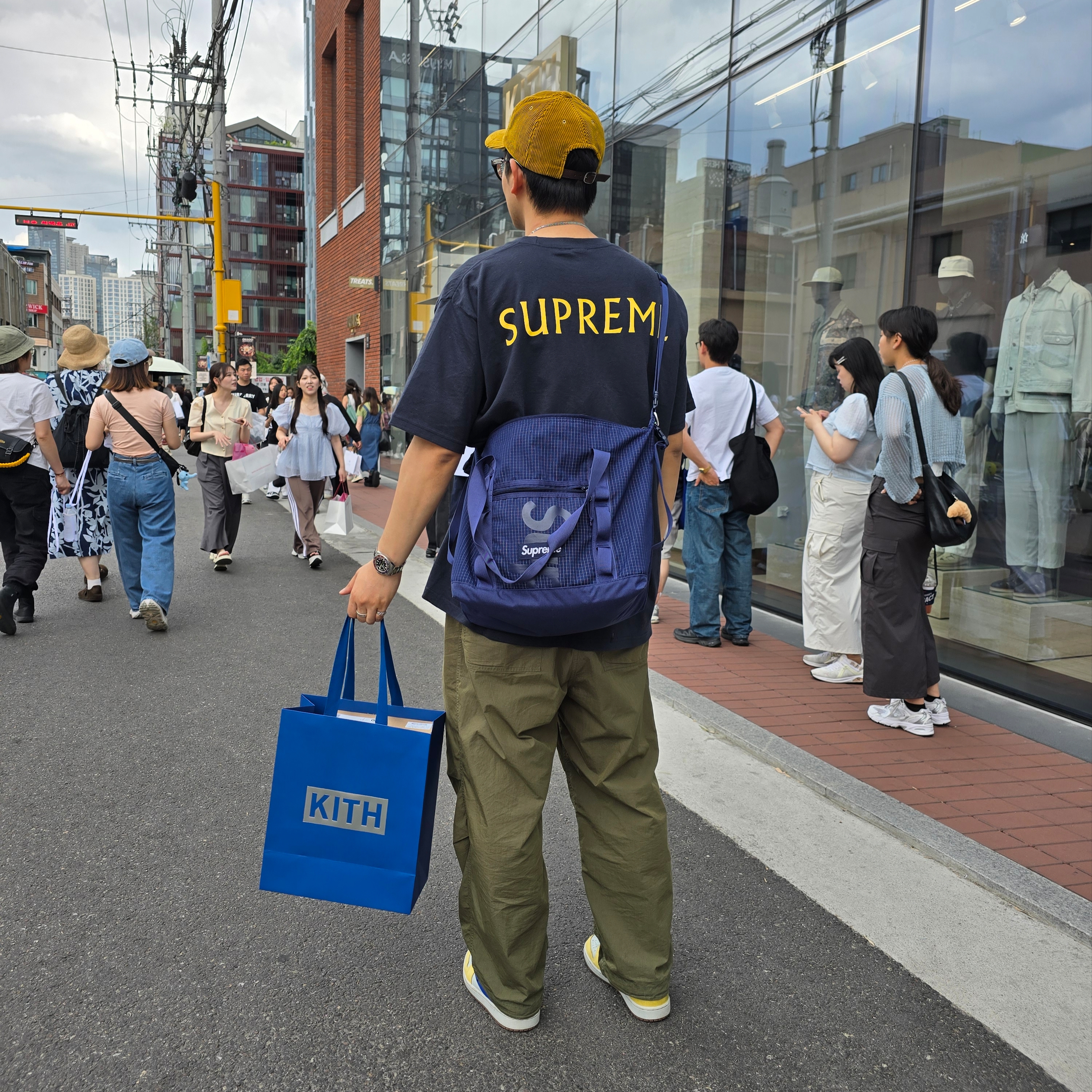 Supreme x Damien Hirst T-Shirt Navy - 25SS, Supreme Tote Bag Navy - 24SS 착용 스타일 - 1