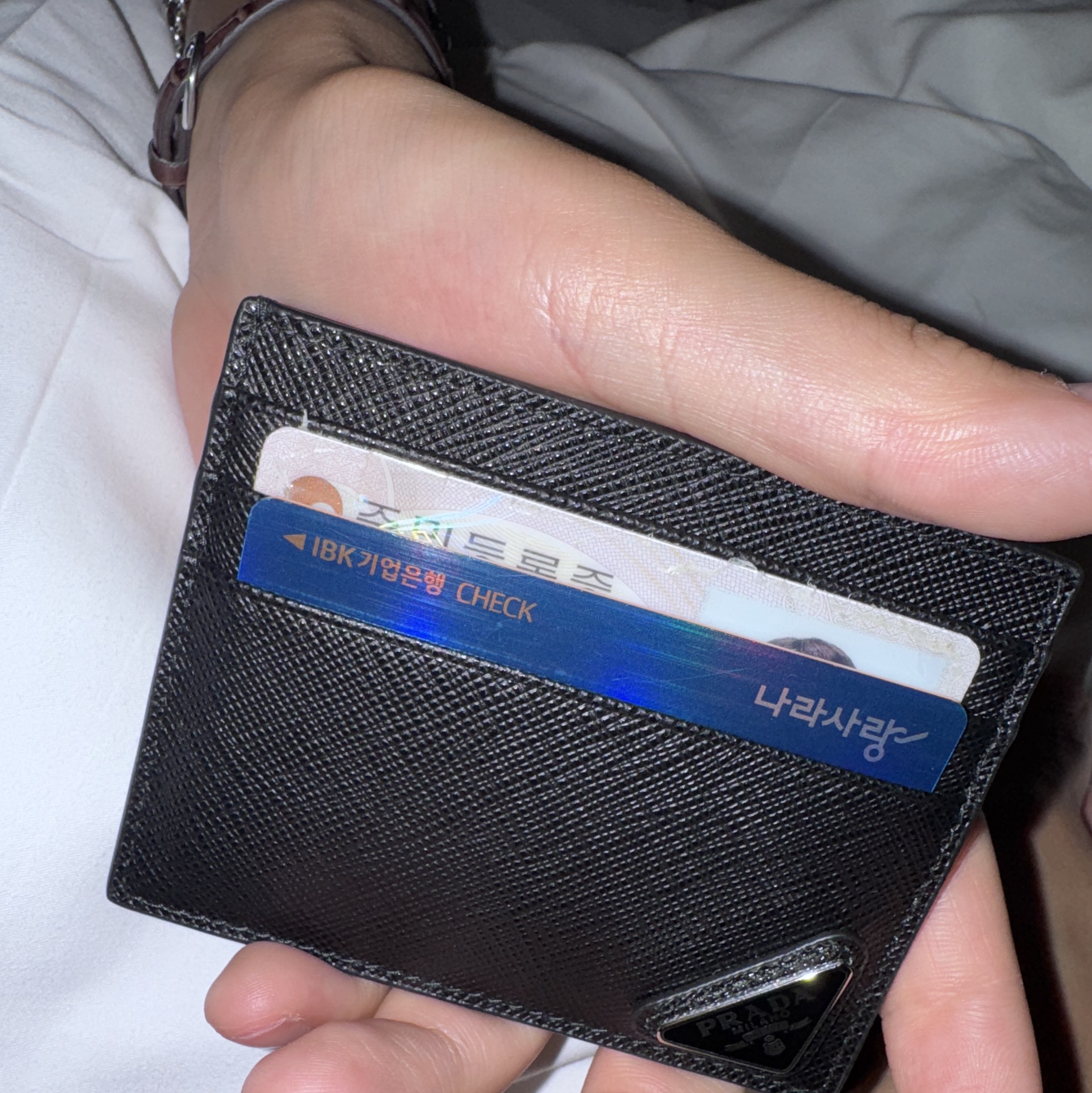 Prada Saffiano Leather Card Holder Black 착용 스타일 - 2