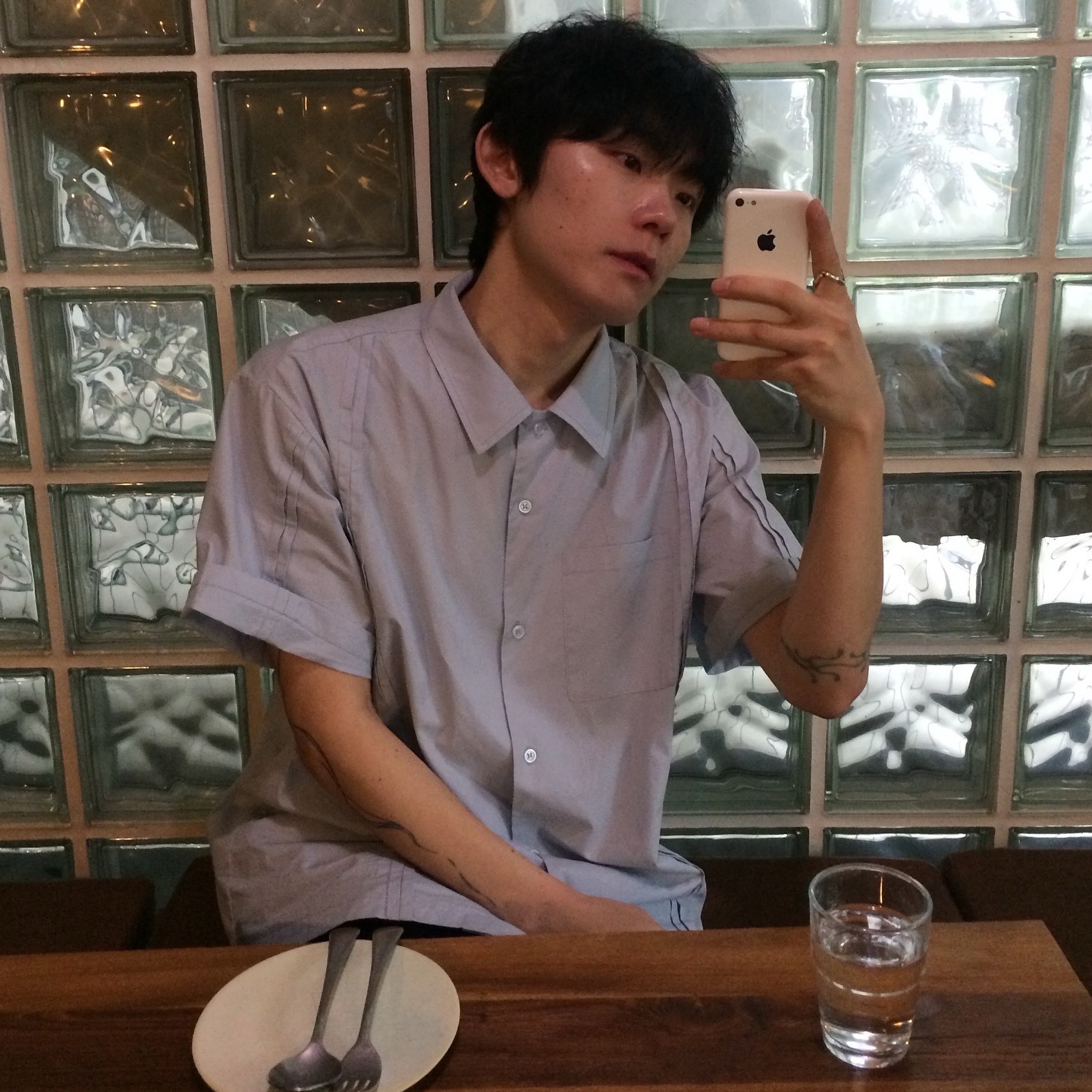 Thevinylhouse Curved Short Sleeve Shirts Blue 착용 스타일 - 2