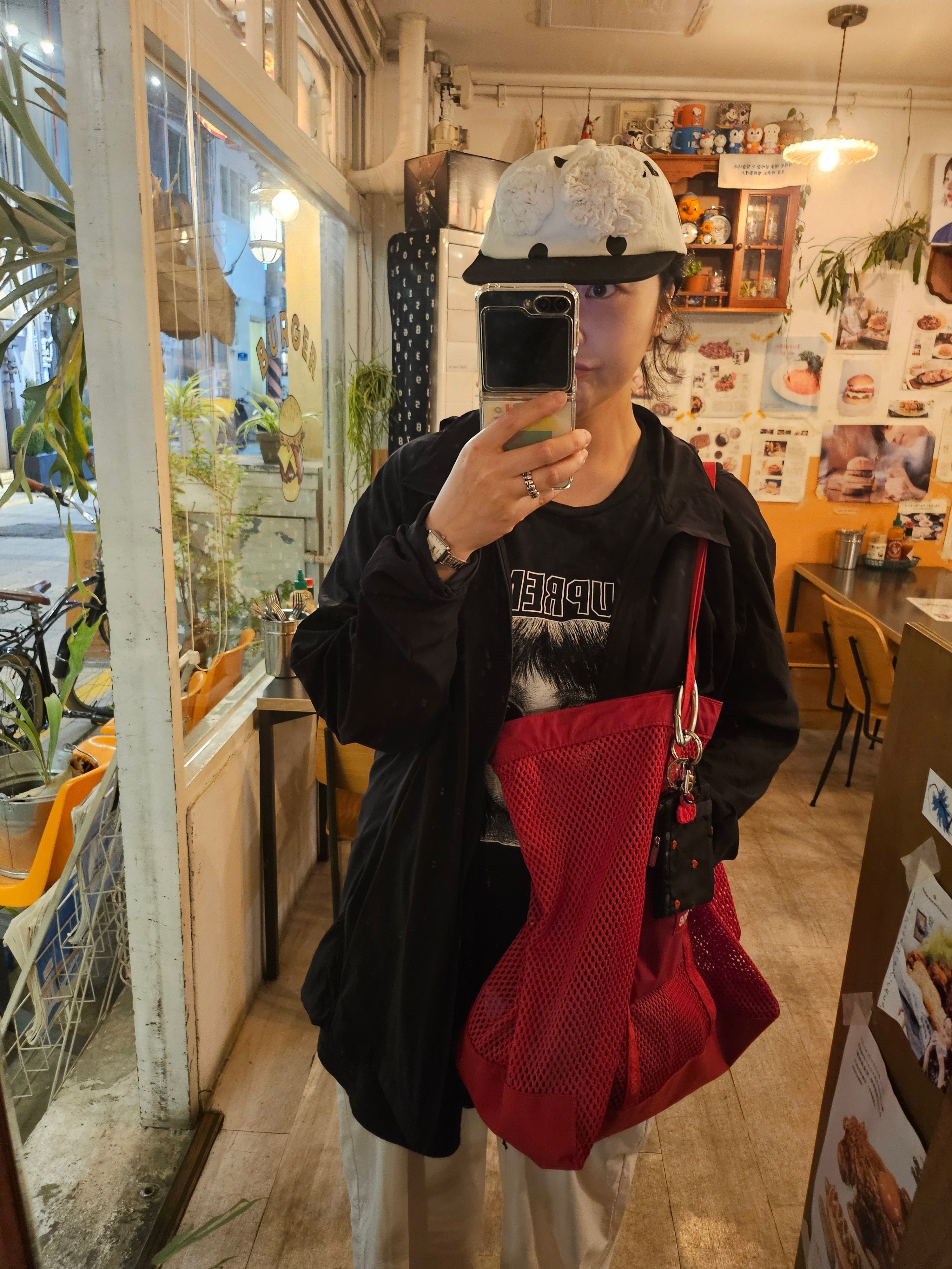 Supreme Mesh Tote Bag Red - 25SS, Supreme x Margaret Keane Teardrop T-Shirt Black - 24SS 착용 스타일 - 1