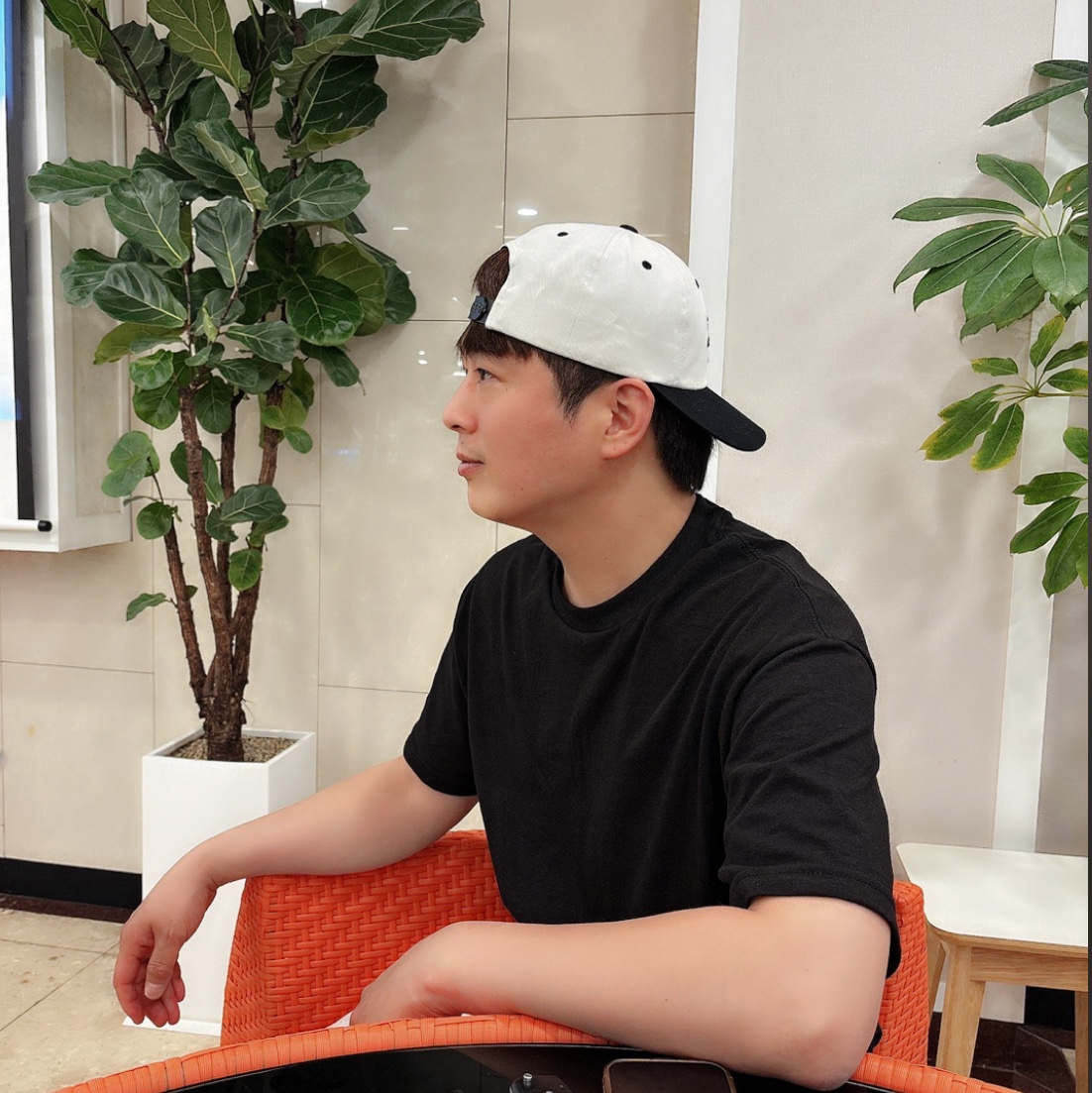 Stussy Low Profile Big Basic Snapback Natural Black, New Balance x JJJJound 990v3 Olive 착용 스타일 - 1