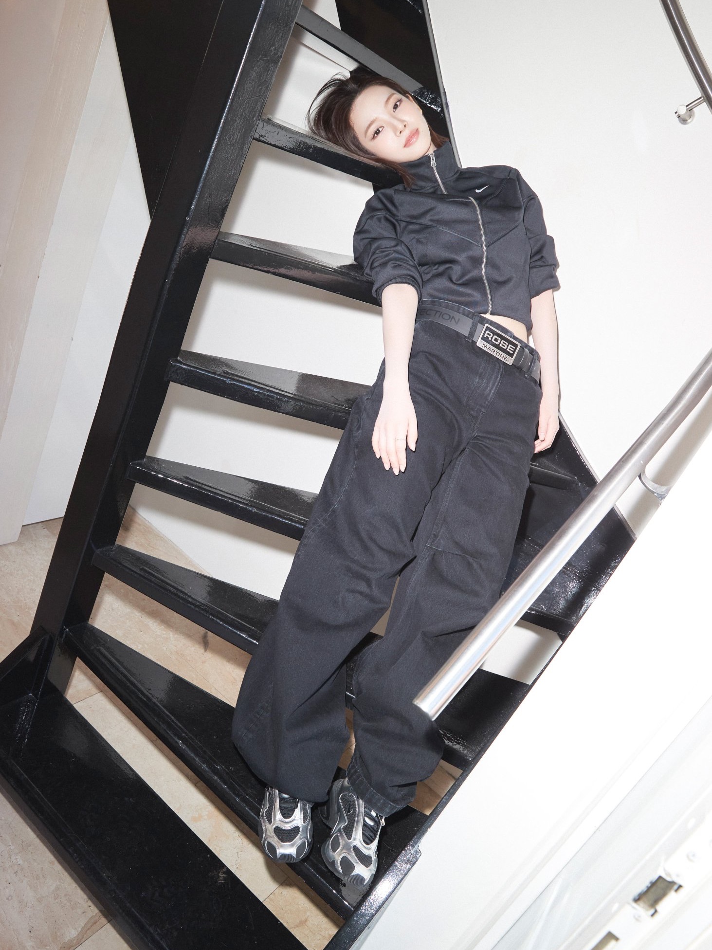 (W) Nike Air Max Muse Black and Metallic Silver 착용 스타일 - 2