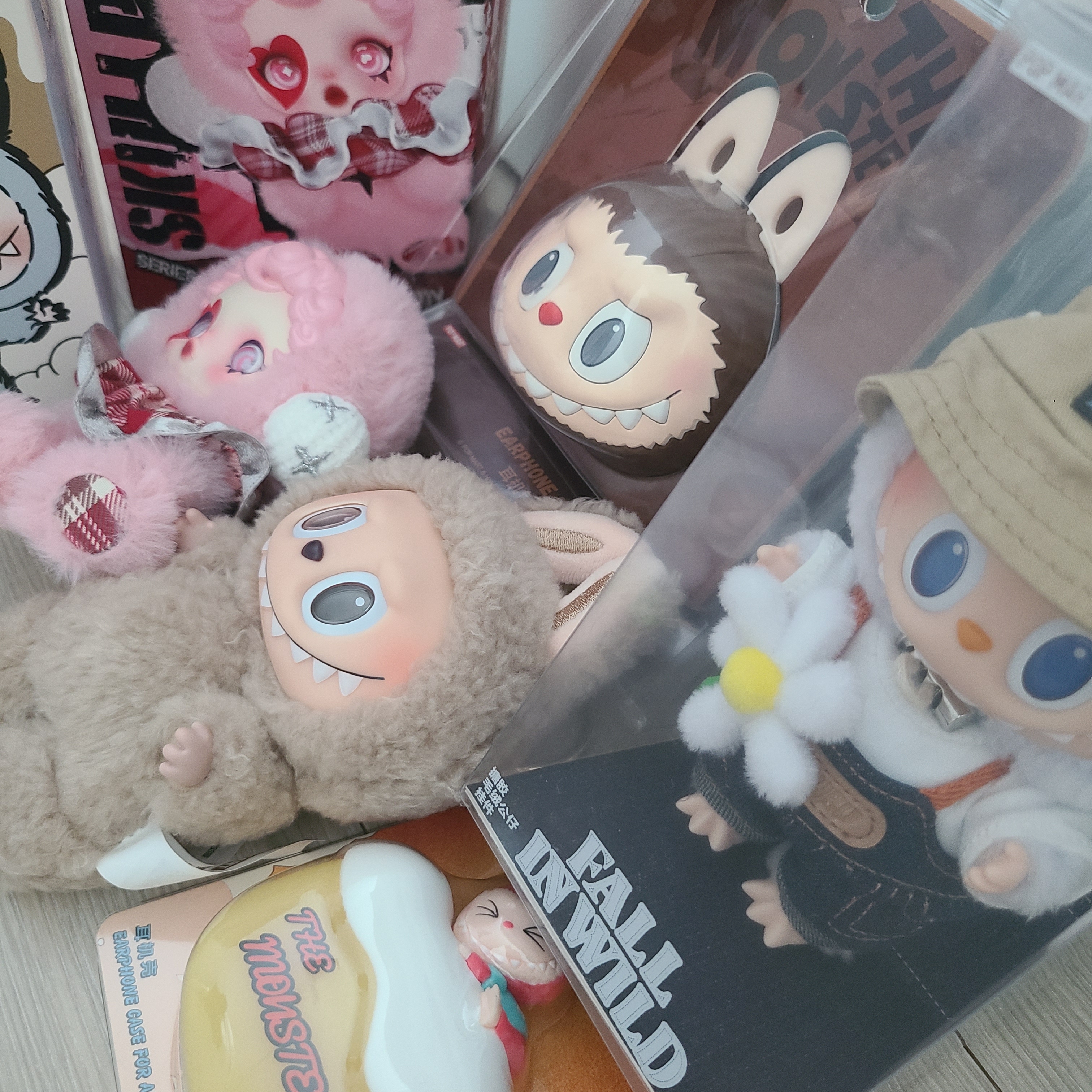 Pop Mart Fall In Wild Labubu Series Toy Keyring, Pop Mart Labubu The Monsters Labubu Tasty Macarons Series Toffe Keyring (Opened Case) 착용 스타일