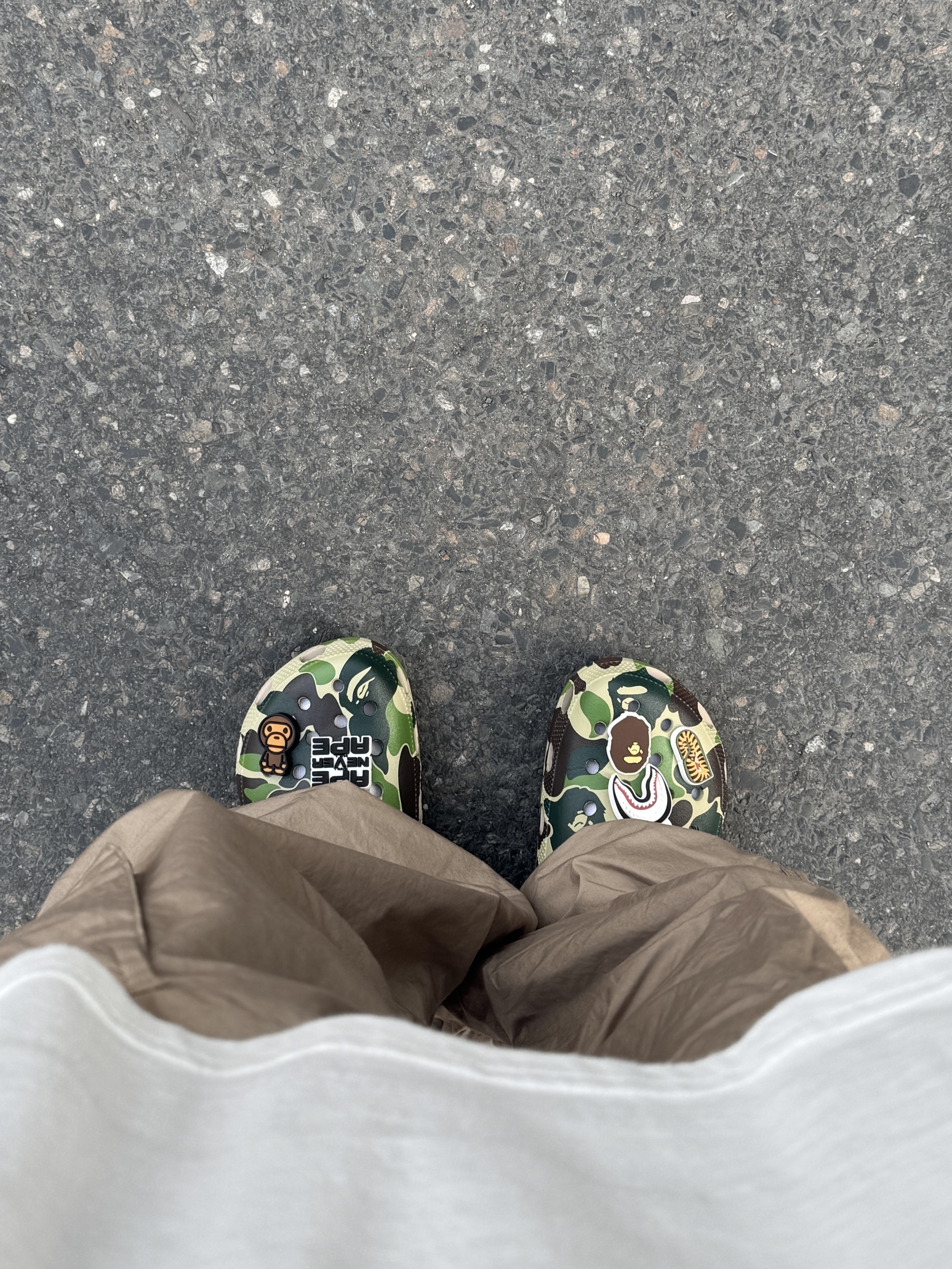 Crocs x BAPE Classic Clog Chai 착용 스타일