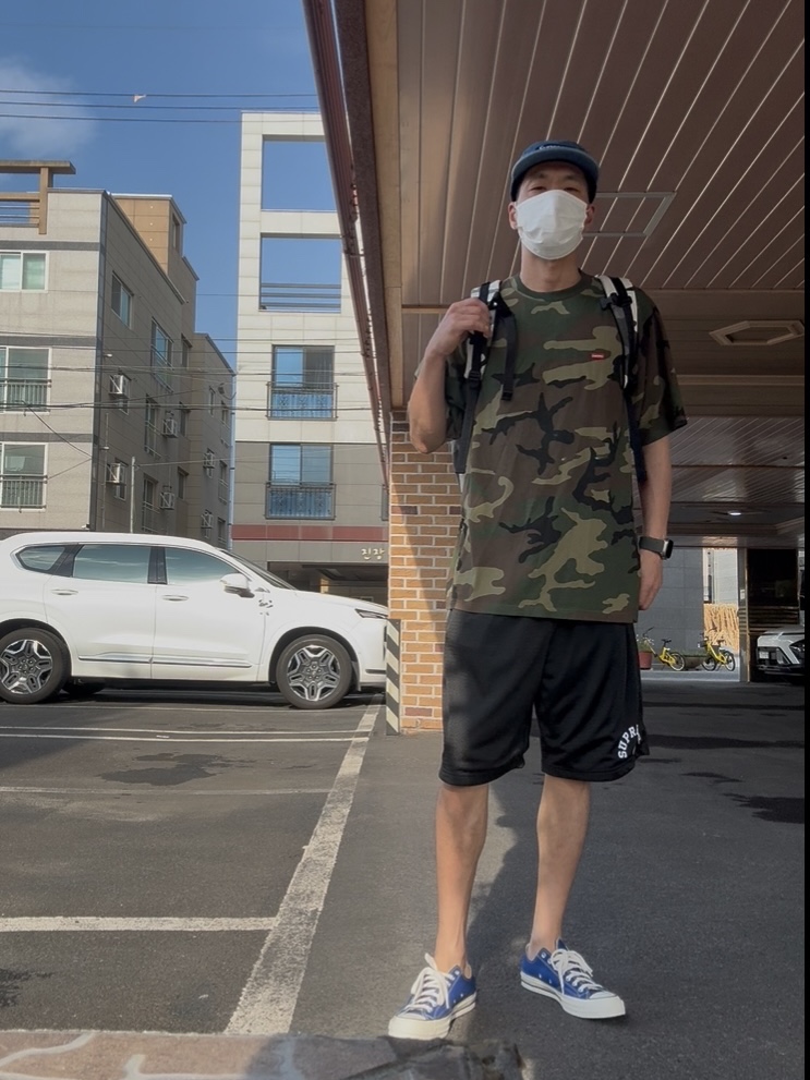 Supreme Washed Chino Twill Camp Cap Denim - 23FW, Supreme Small Box T-Shirt Woodland Camo - 25SS 착용 스타일 - 1