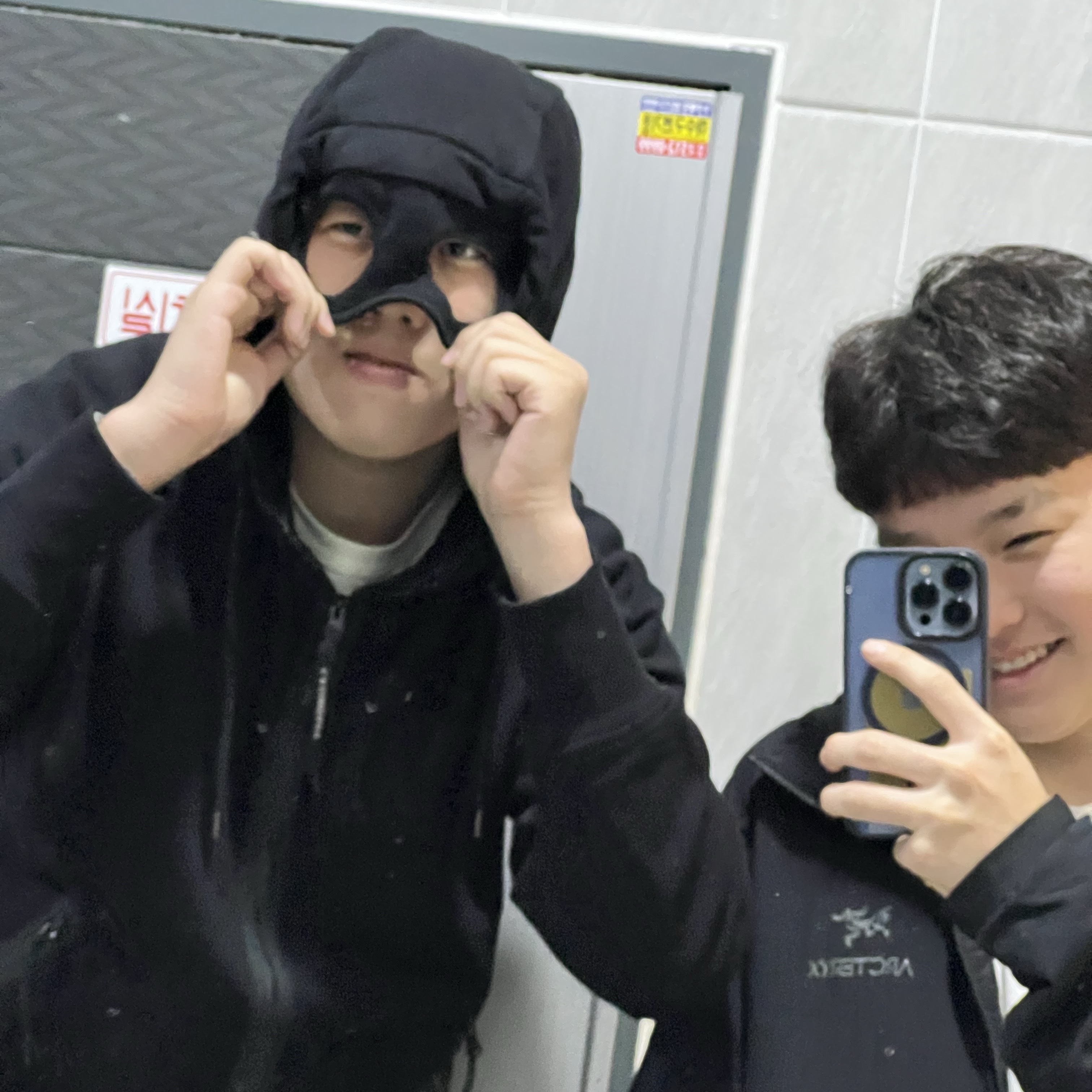 C.P. Company Diagonal Raised Fleece Goggle Zipped Hoodie Black - 24SS, Arc'teryx Atom Hoody Black 착용 스타일