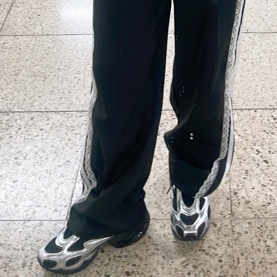 (W) Nike Air Max Muse Black and Metallic Silver 착용 스타일