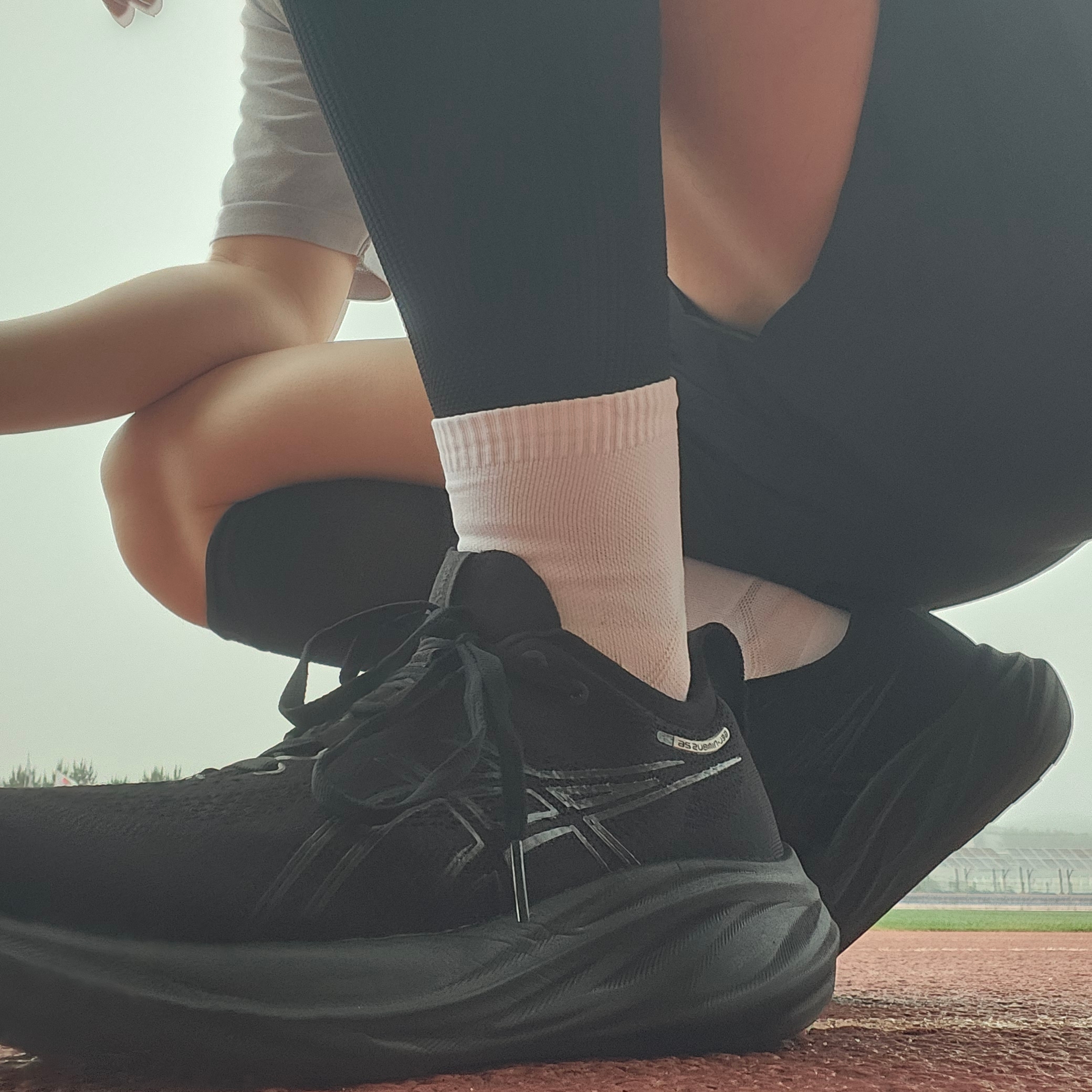 Asics Gel-Nimbus 26 Black - 2E Wide 착용 스타일 - 1