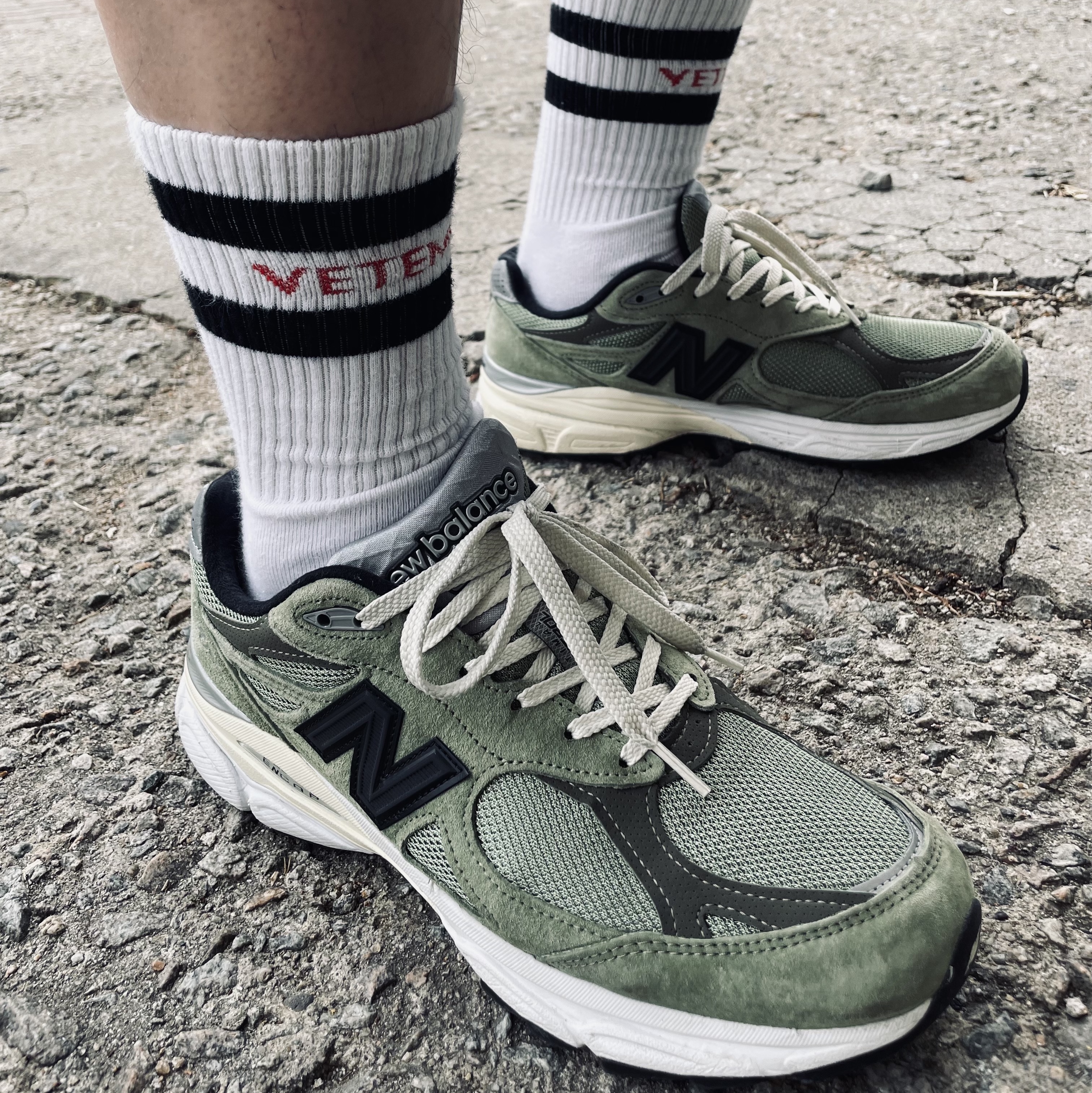 Stussy Low Profile Big Basic Snapback Natural Black, New Balance x JJJJound 990v3 Olive 착용 스타일 - 4