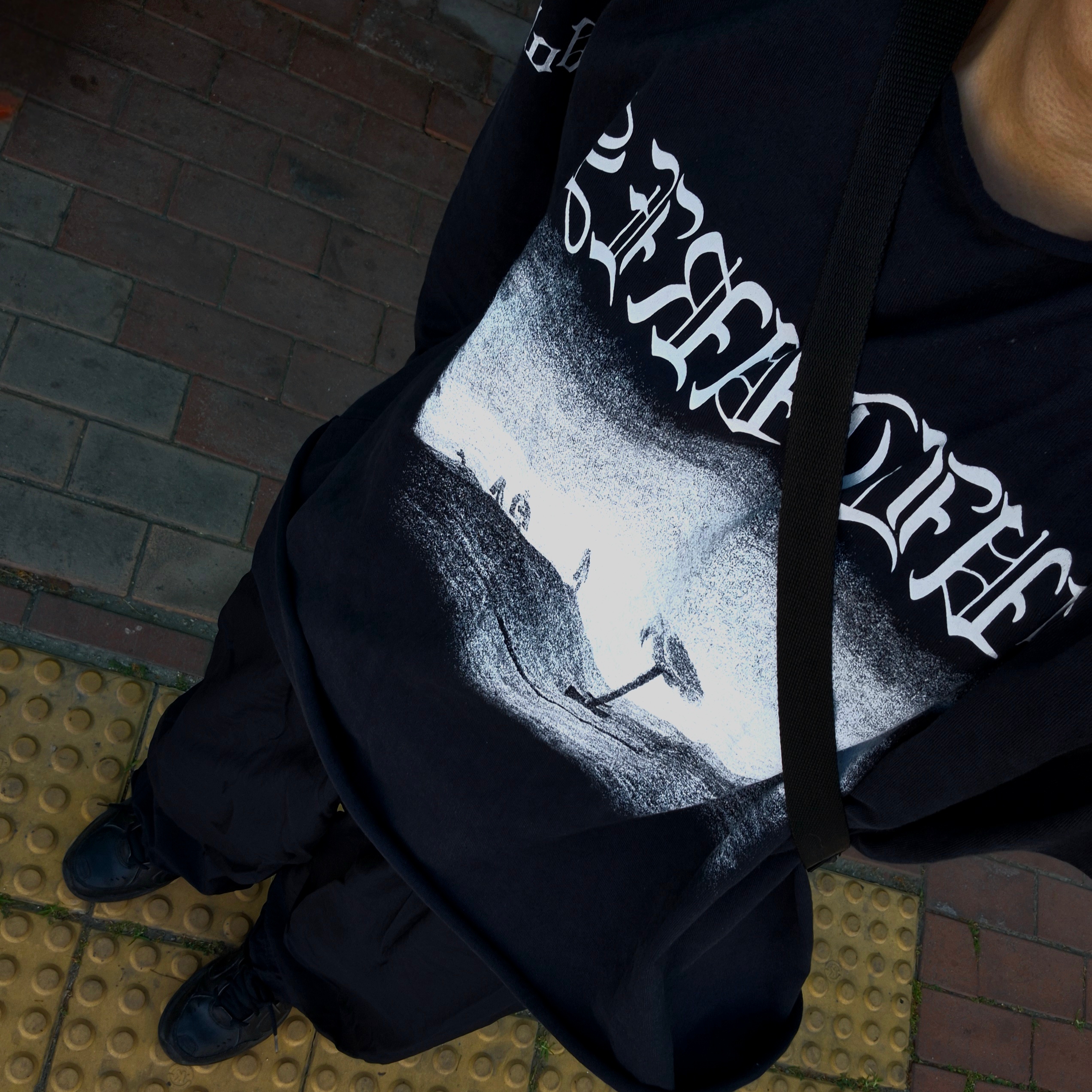 Yeezy Vultures Long T-Shirt Black 착용 스타일