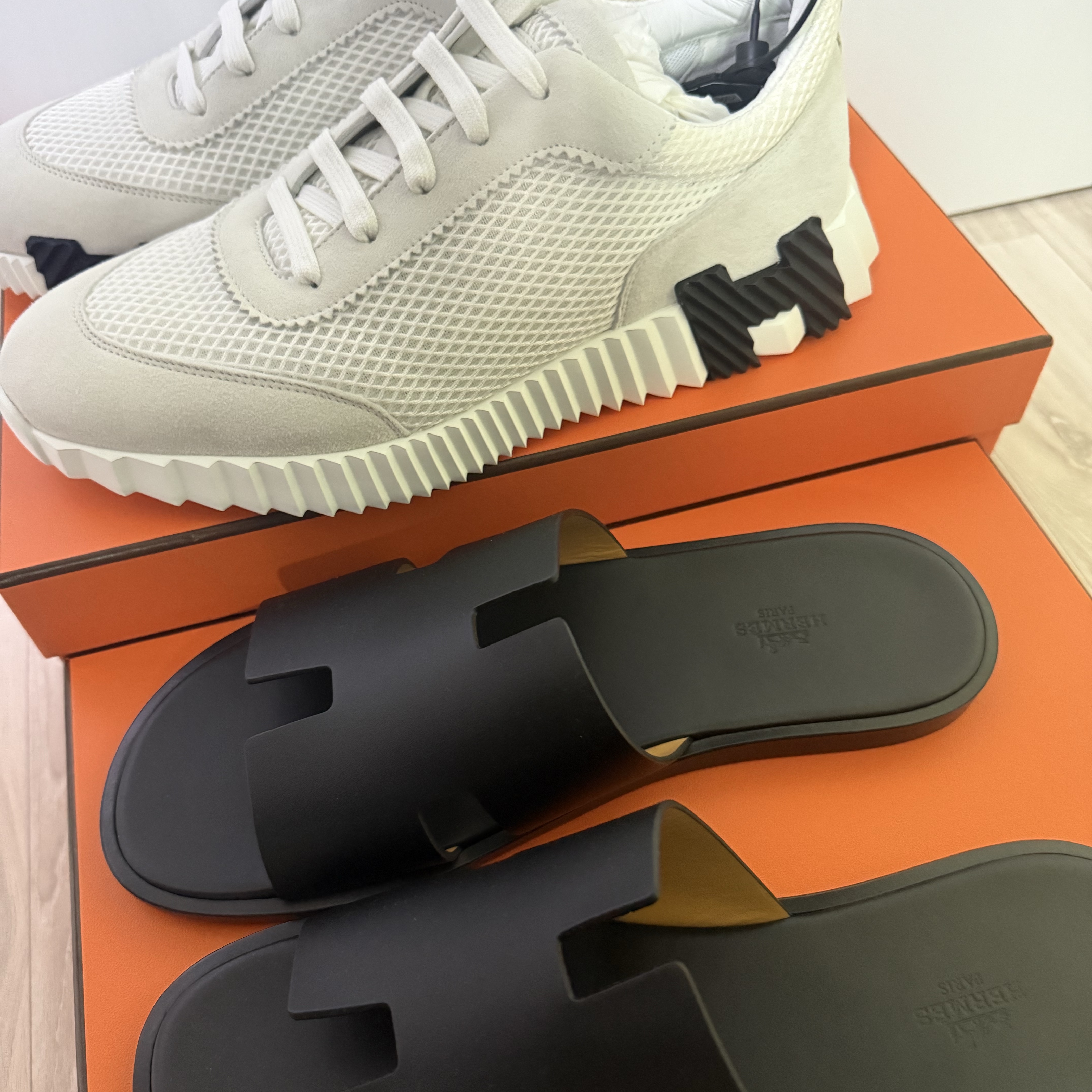 Hermes Bouncing Sneakers Graphic Mesh Suede Goatskin & Blanc, Hermes Izmir Sandal Calfskin & Noir 착용 스타일