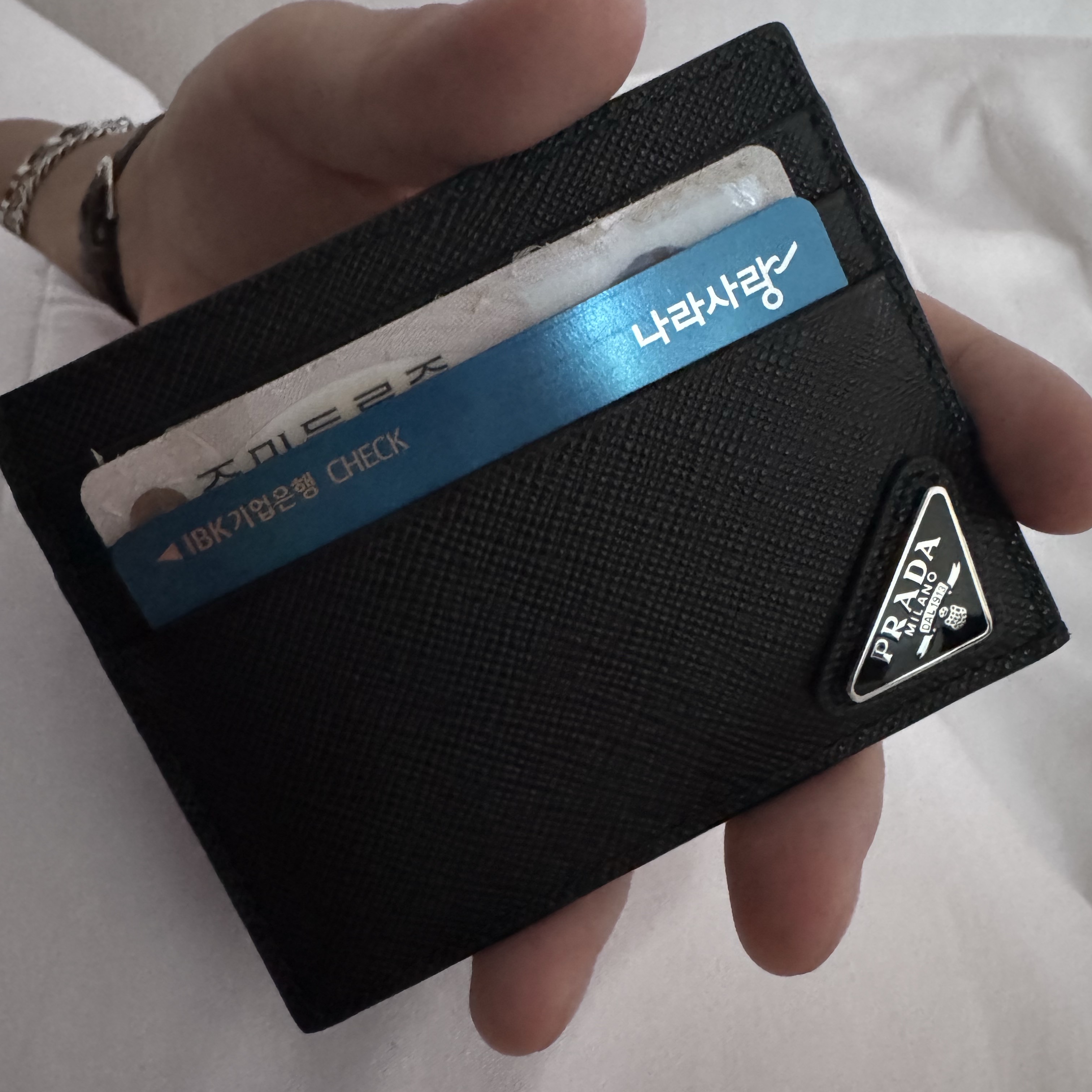 Prada Saffiano Leather Card Holder Black 착용 스타일 - 3