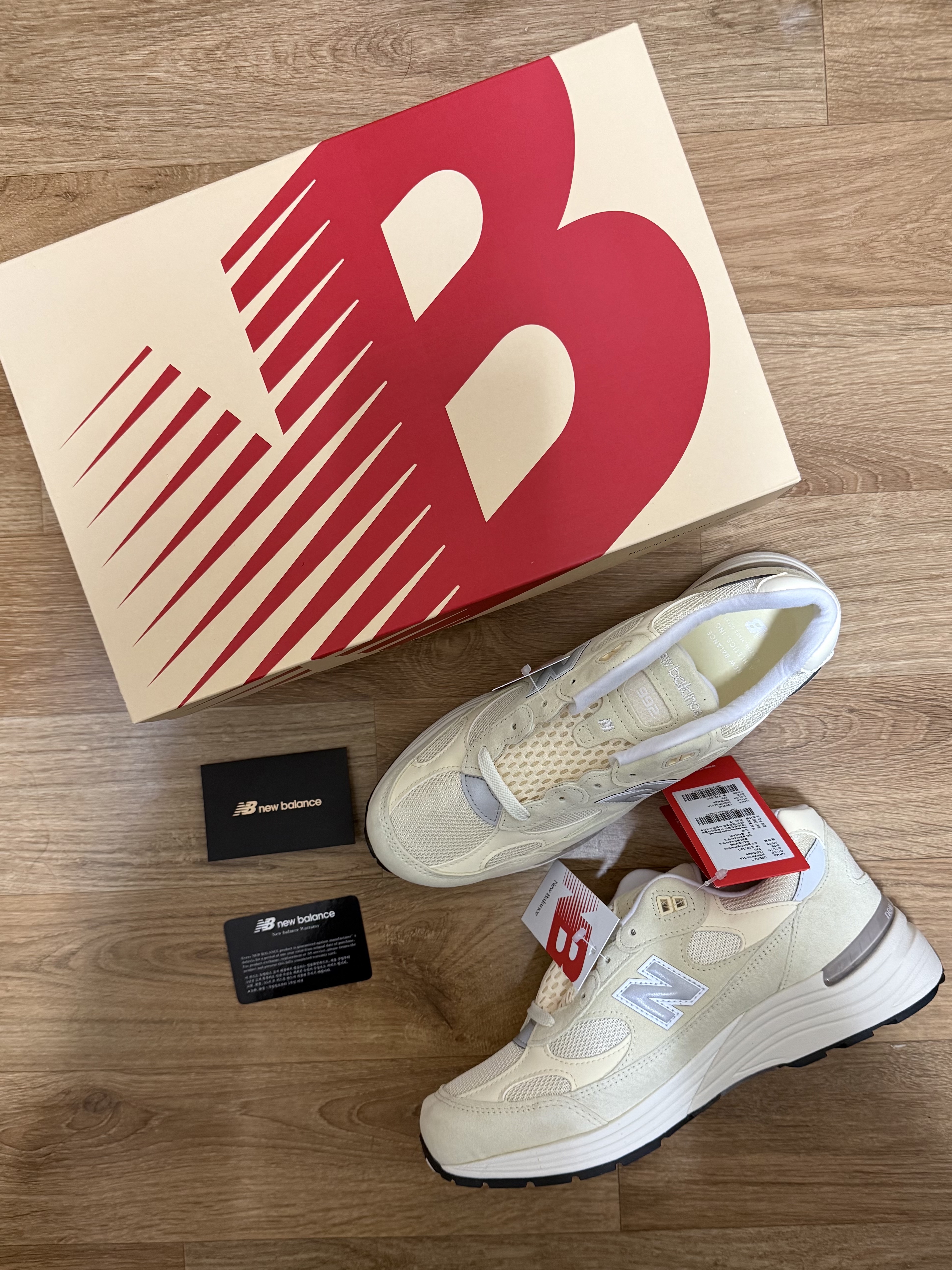 New Balance 992 Made in USA Calcium Raw Cashew 착용 스타일 - 1