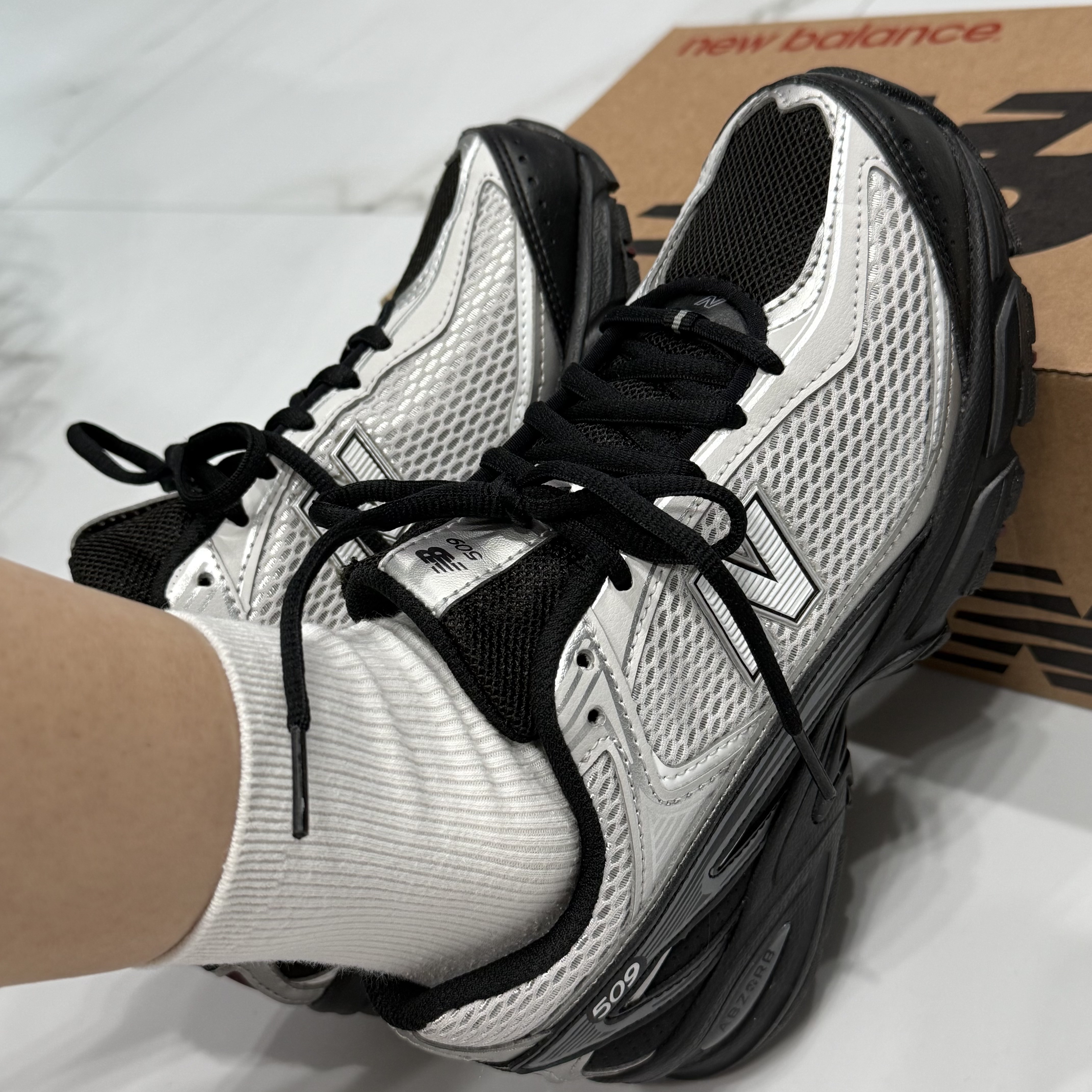 New Balance 509 Black Gray 착용 스타일 - 3