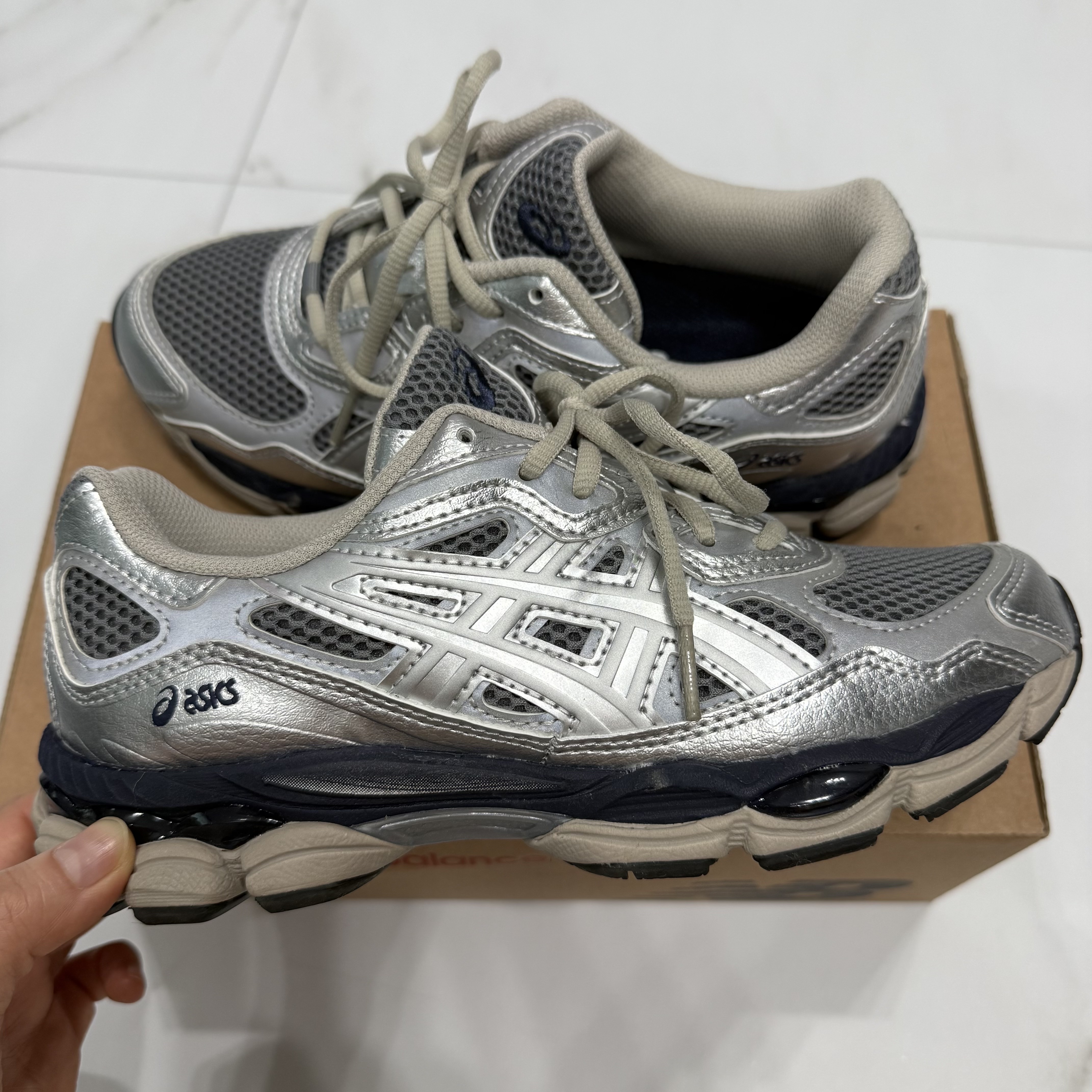 Asics x Billy's Gel-NYC Pure Silver Midnight 착용 스타일 - 1