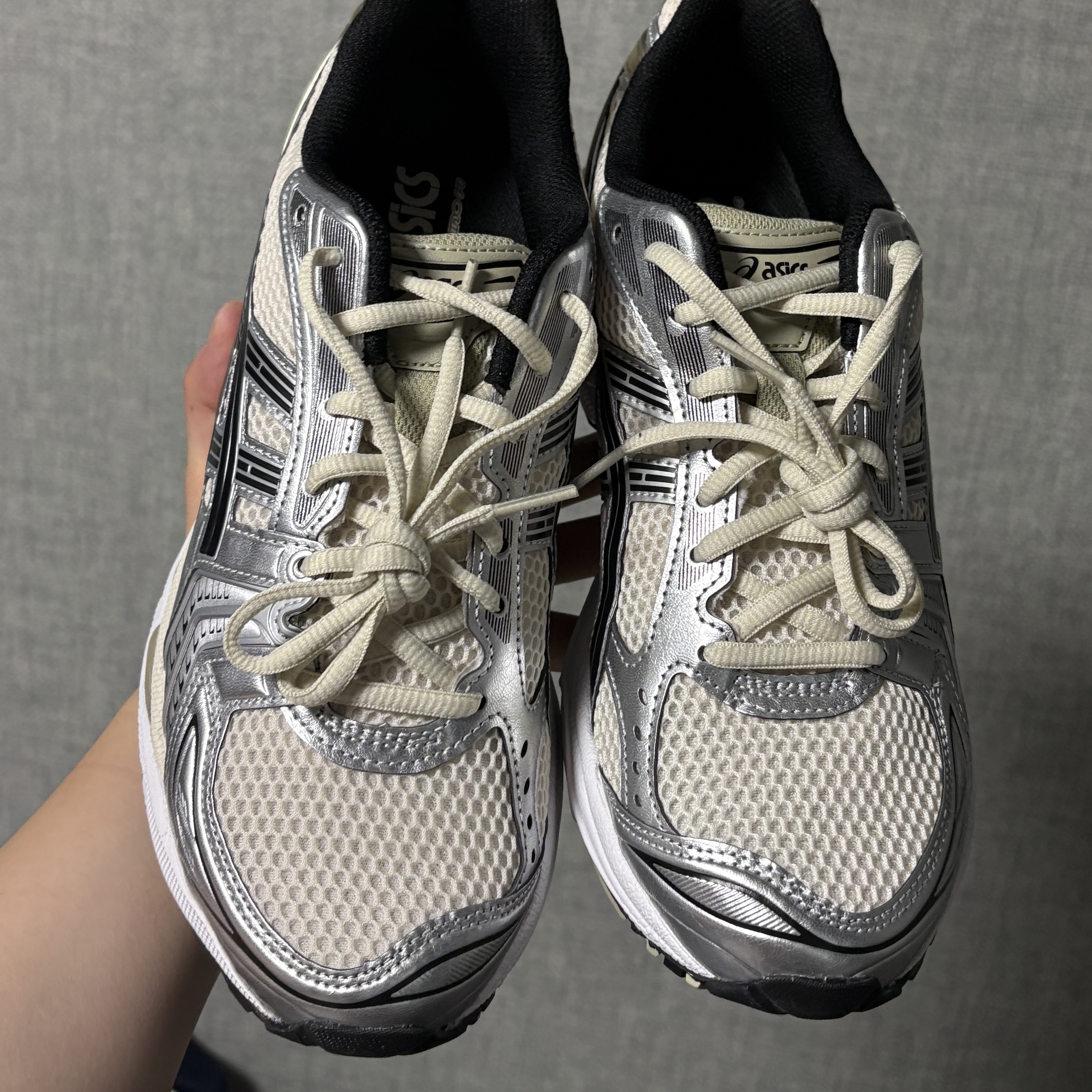 Asics Gel-Kayano 14 Birch Pure Silver 착용 스타일 - 2