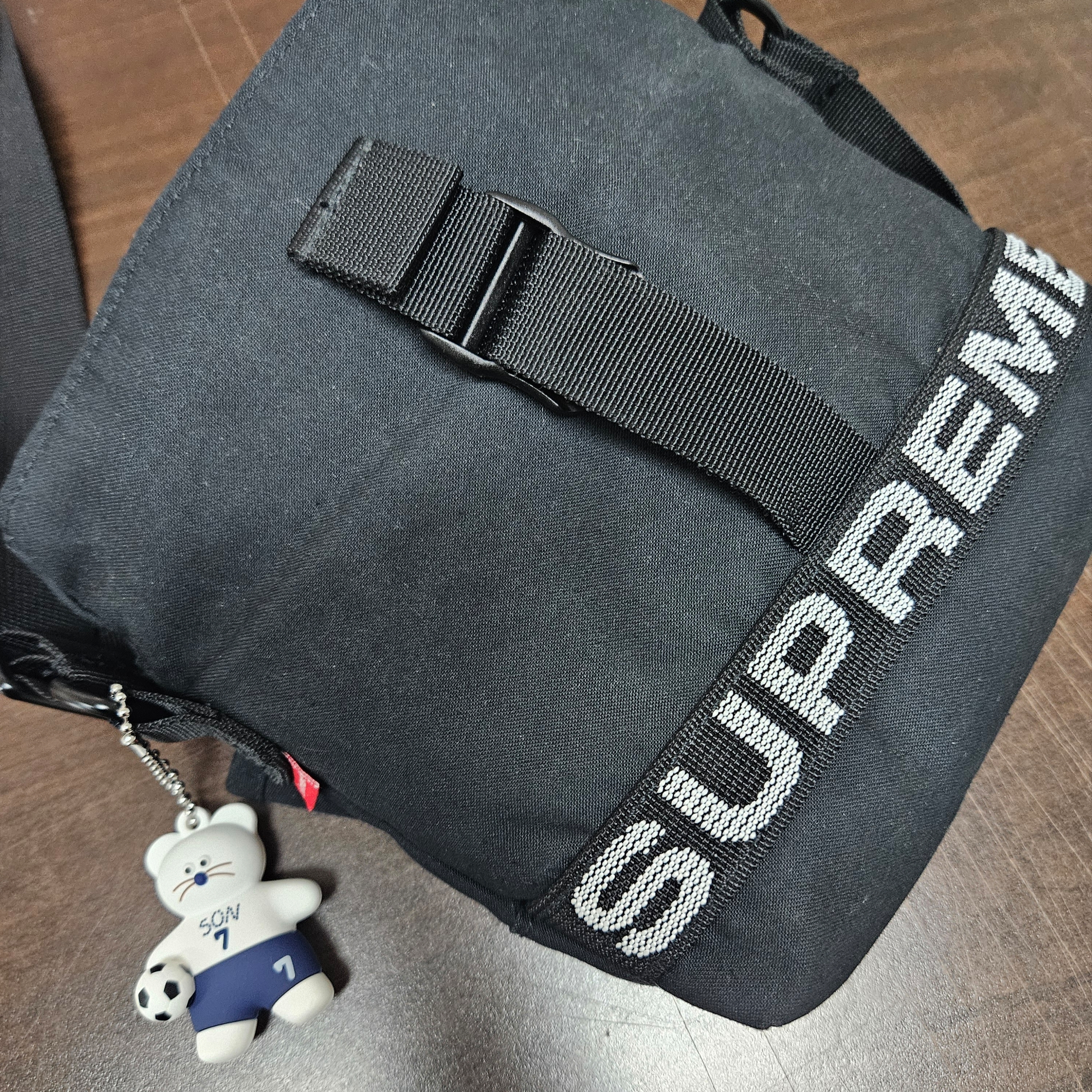 Supreme Field Side Bag Black - 23SS, Monamhee x NOS7 SON.hee Figure Keyring Cream 착용 스타일