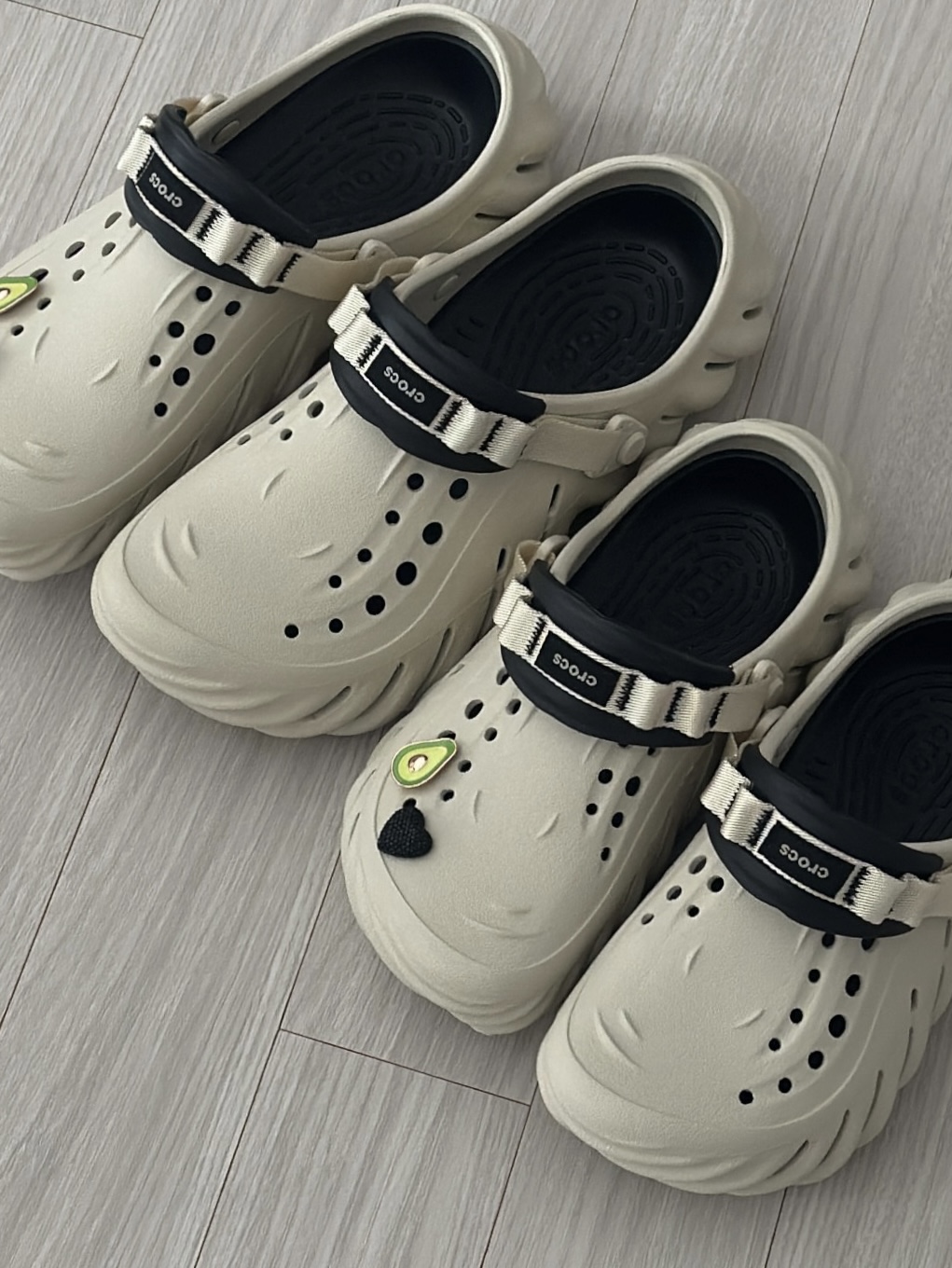 Crocs Echo Clog Bone Black 착용 스타일
