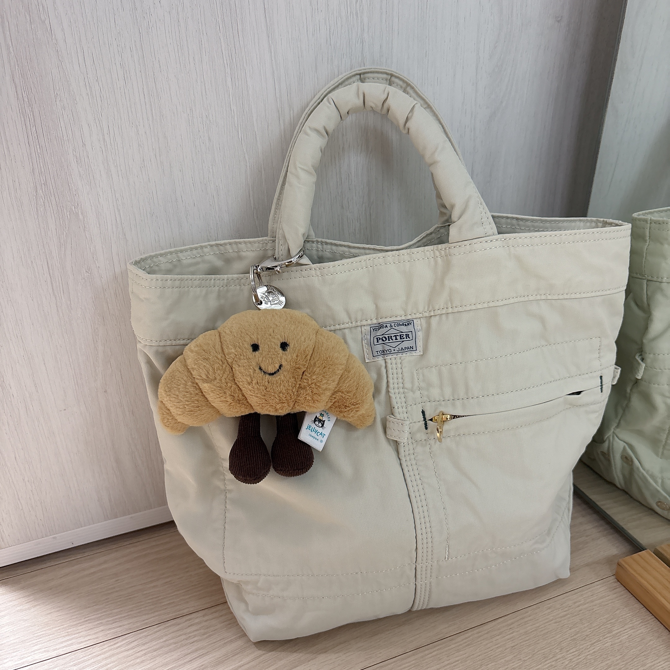 Jellycat Amuseable Croissant Bag Charm Brown 착용 스타일