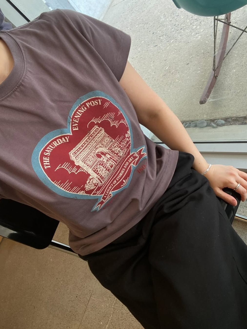 The Saturday Evening Post Arch Heart T-Shirt_Charcoal 착용 스타일 - 4