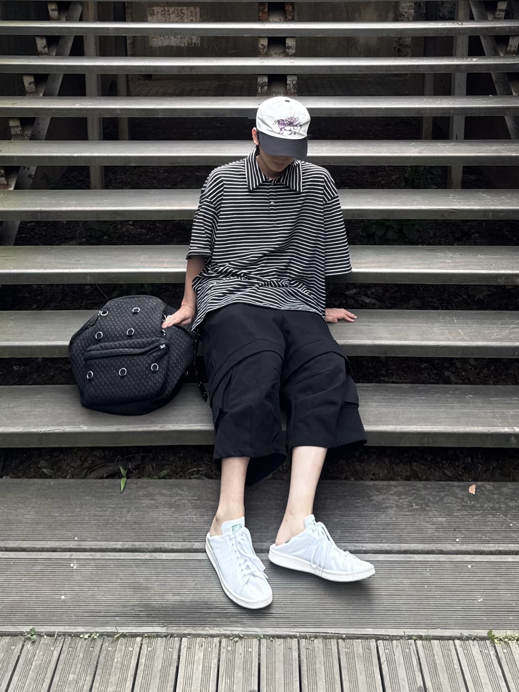 Kamien Stripe Polo Shirts Black, Kamien Titan Bermuda Pants Black 착용 스타일 - 4