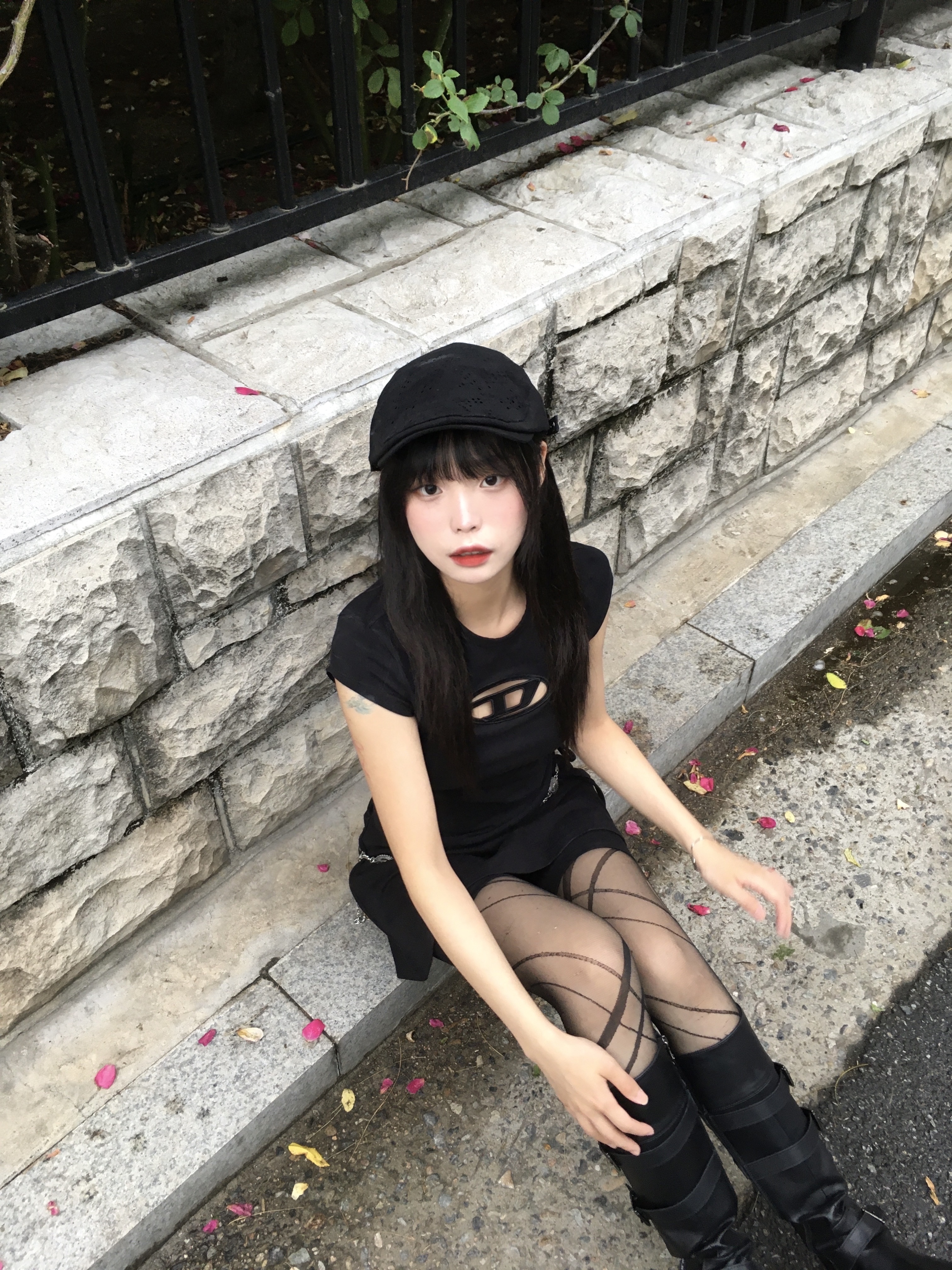 (W) Diesel T-Angie Peekaboo Logo T-Shirt Black 착용 스타일 - 4