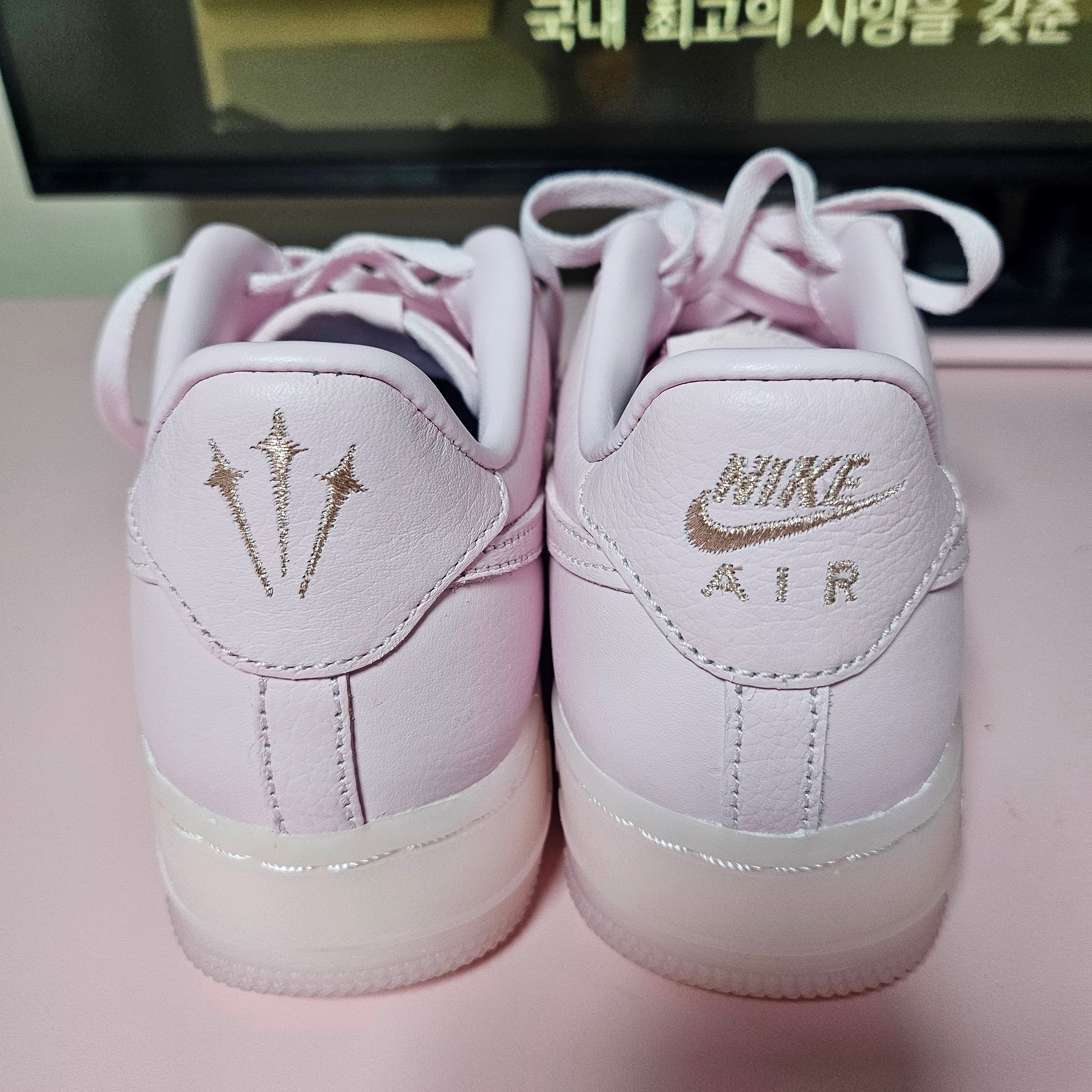 (GS) Nike x Drake Nocta Air Force 1 Low SP Certified Lover Boy Pink Foam 착용 스타일 - 3