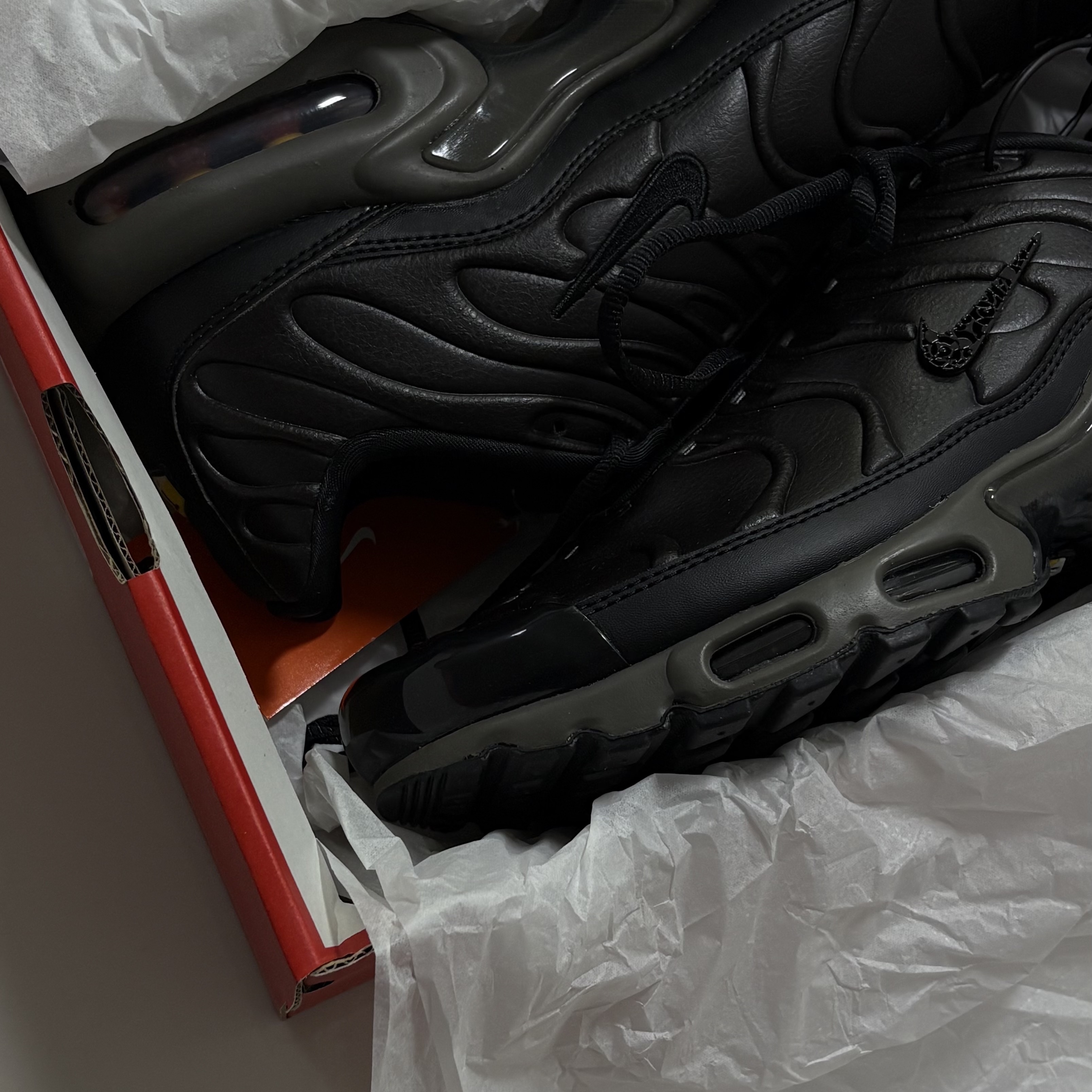 Nike Air Max Plus Premium Black Tea and Petra Brown 착용 스타일
