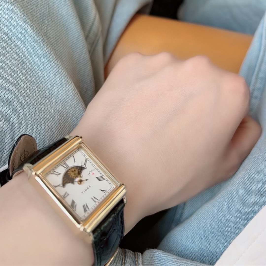Timex x Noah Sun and Moon Watch Black Gold 착용 스타일