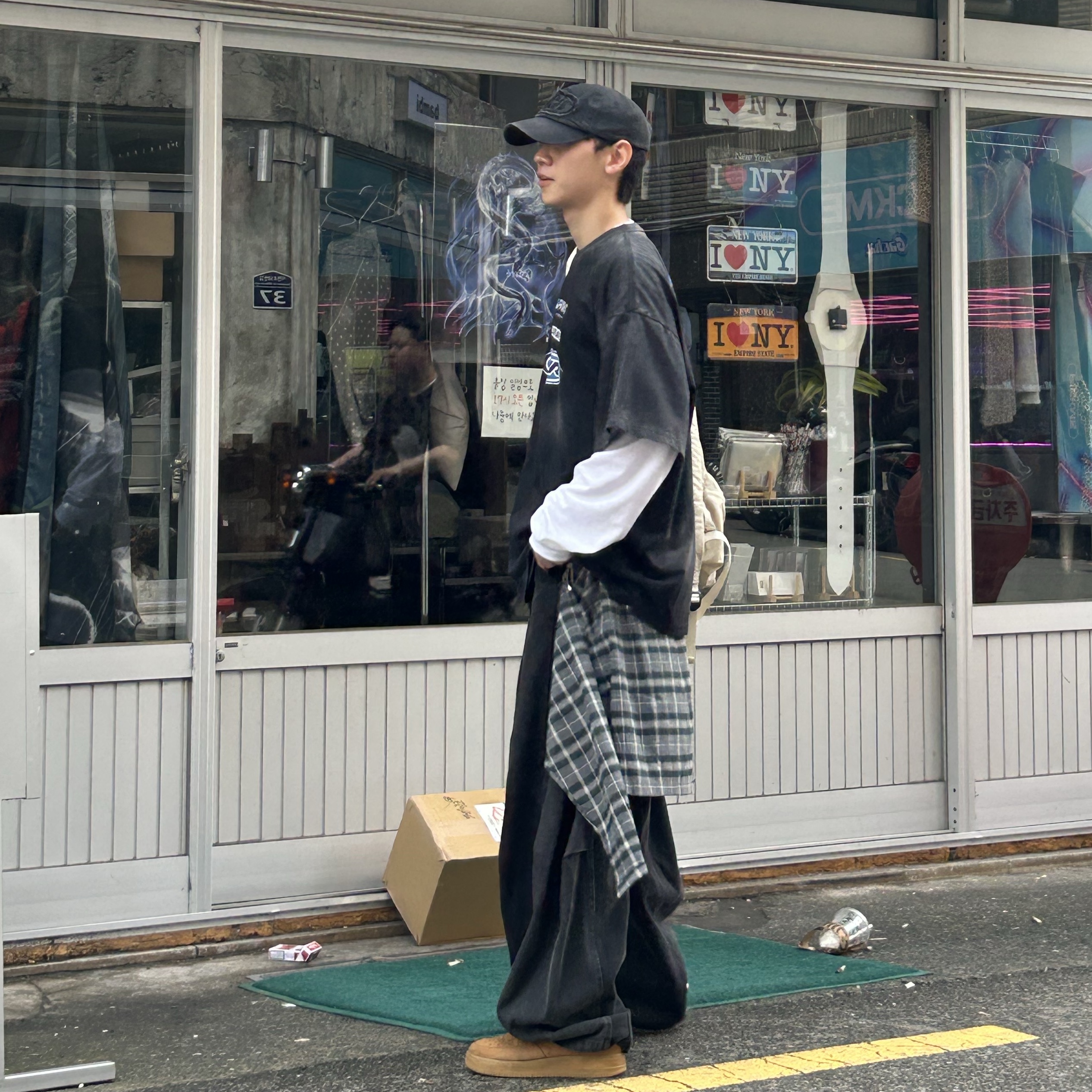 Farfromwhat Far Washed Logo T-Shirt Black, Stussy Stock Seoul LS T-Shirt White 착용 스타일 - 1