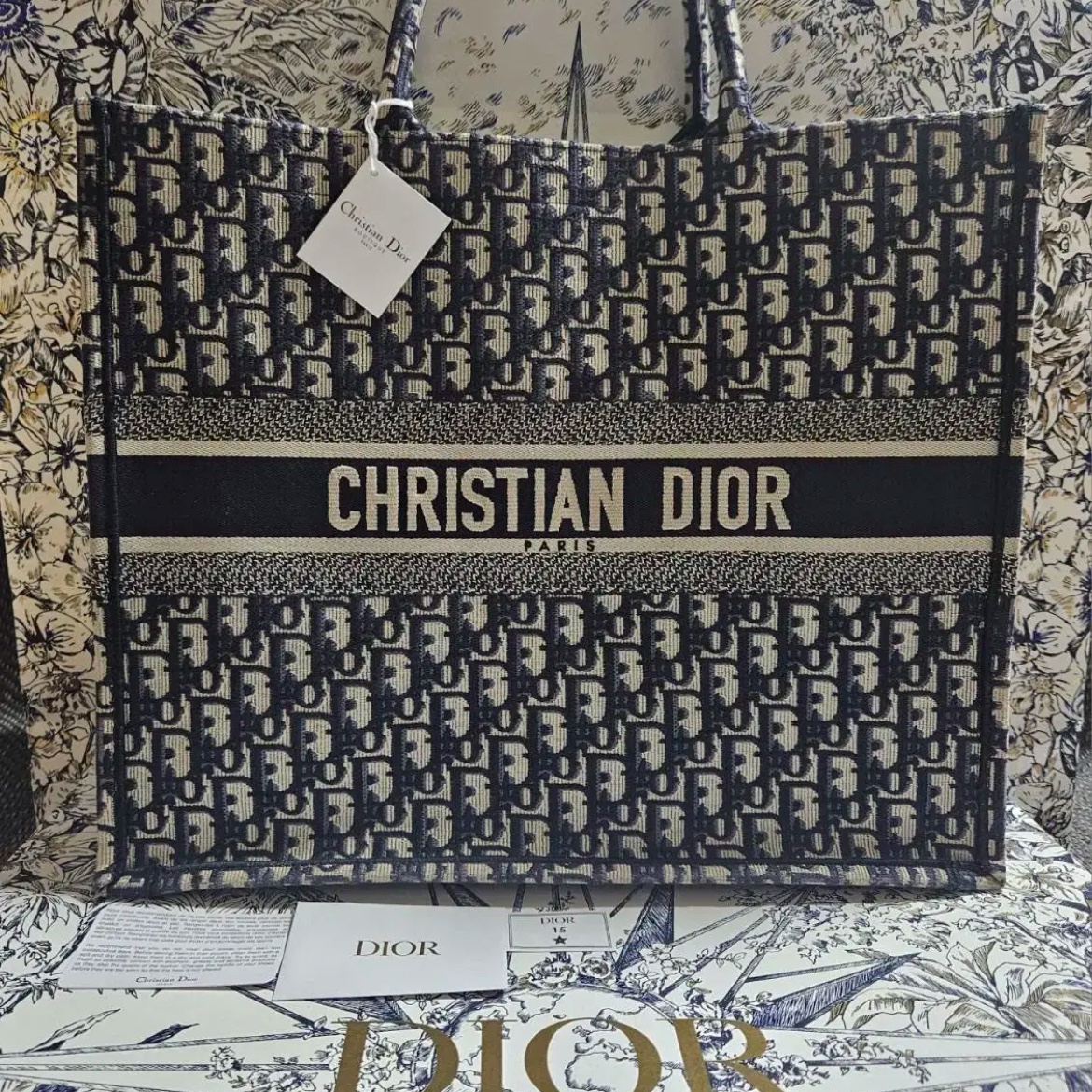 Dior Medium Book Tote Blue Dior Oblique Embroidery 착용 스타일