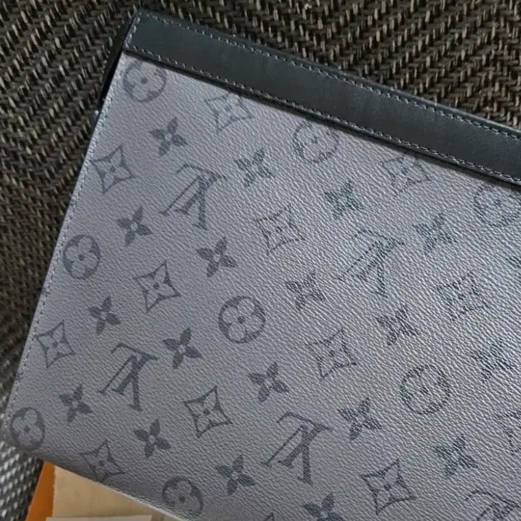 Louis Vuitton Pochette Voyage MM Monogram Eclipse Reverse 착용 스타일 - 1