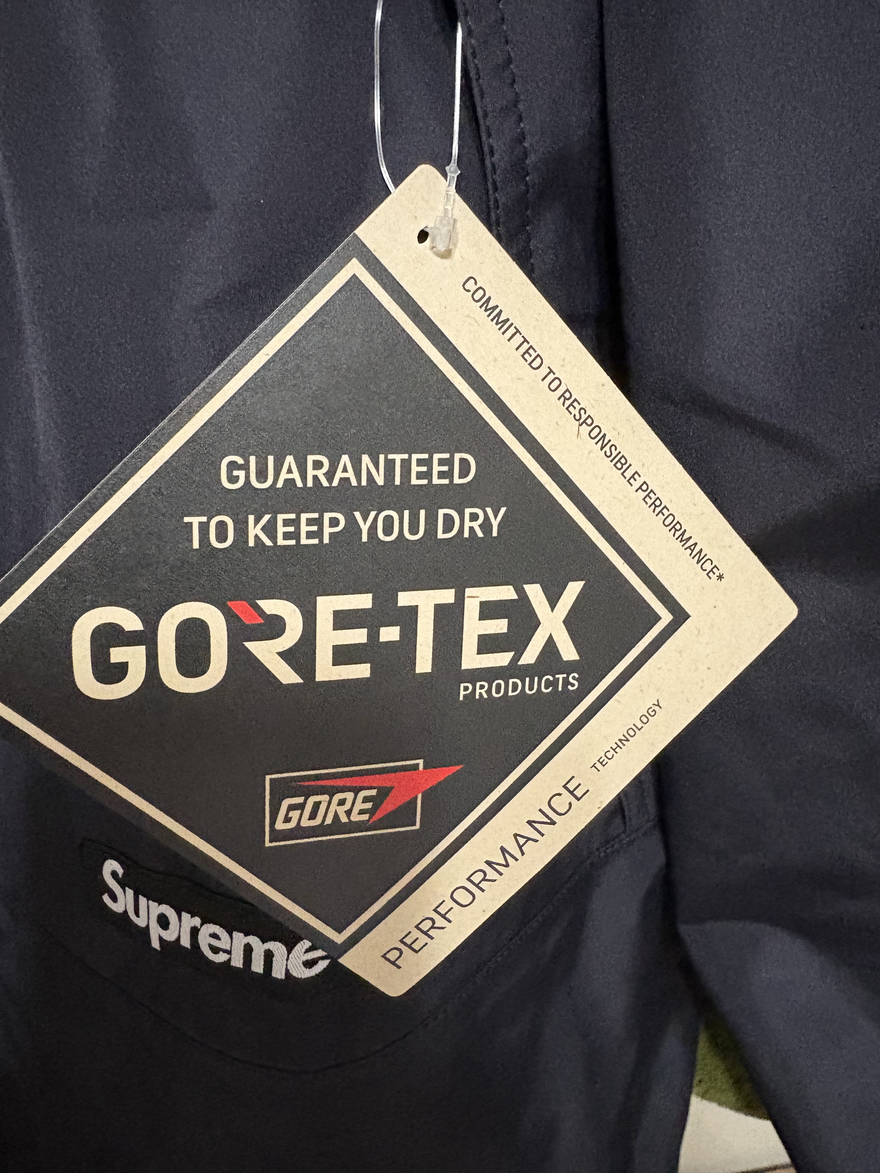 Supreme Gore-Tex Taped Seam Shell Jacket Black - 24FW 착용 스타일 - 2