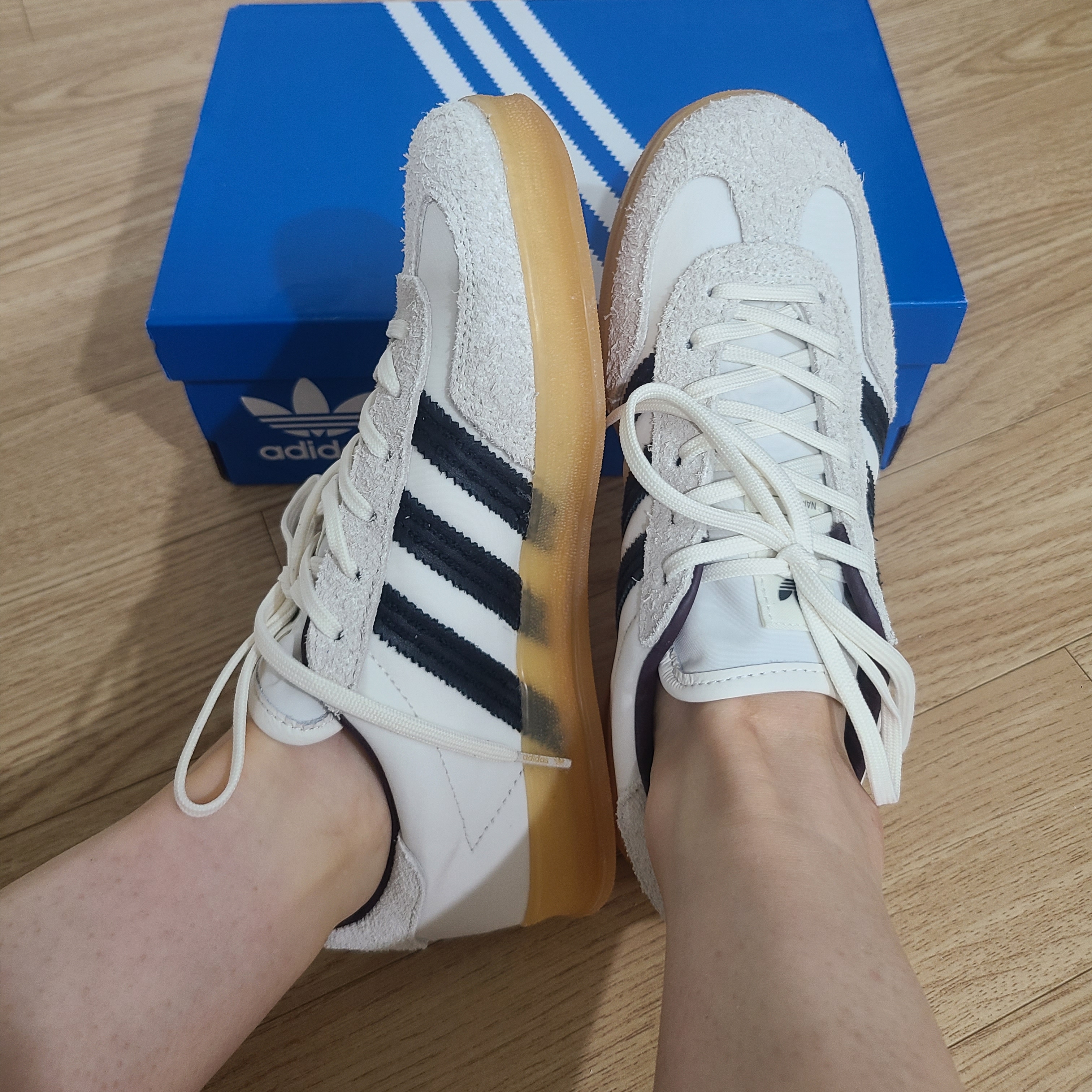 Adidas x Hikari Shibata Gazelle Indoor Core White Night Grey 착용 스타일 - 3