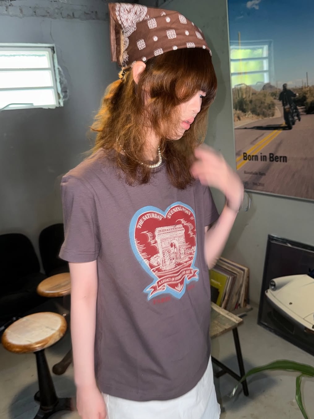 The Saturday Evening Post Arch Heart T-Shirt_Charcoal 착용 스타일 - 1