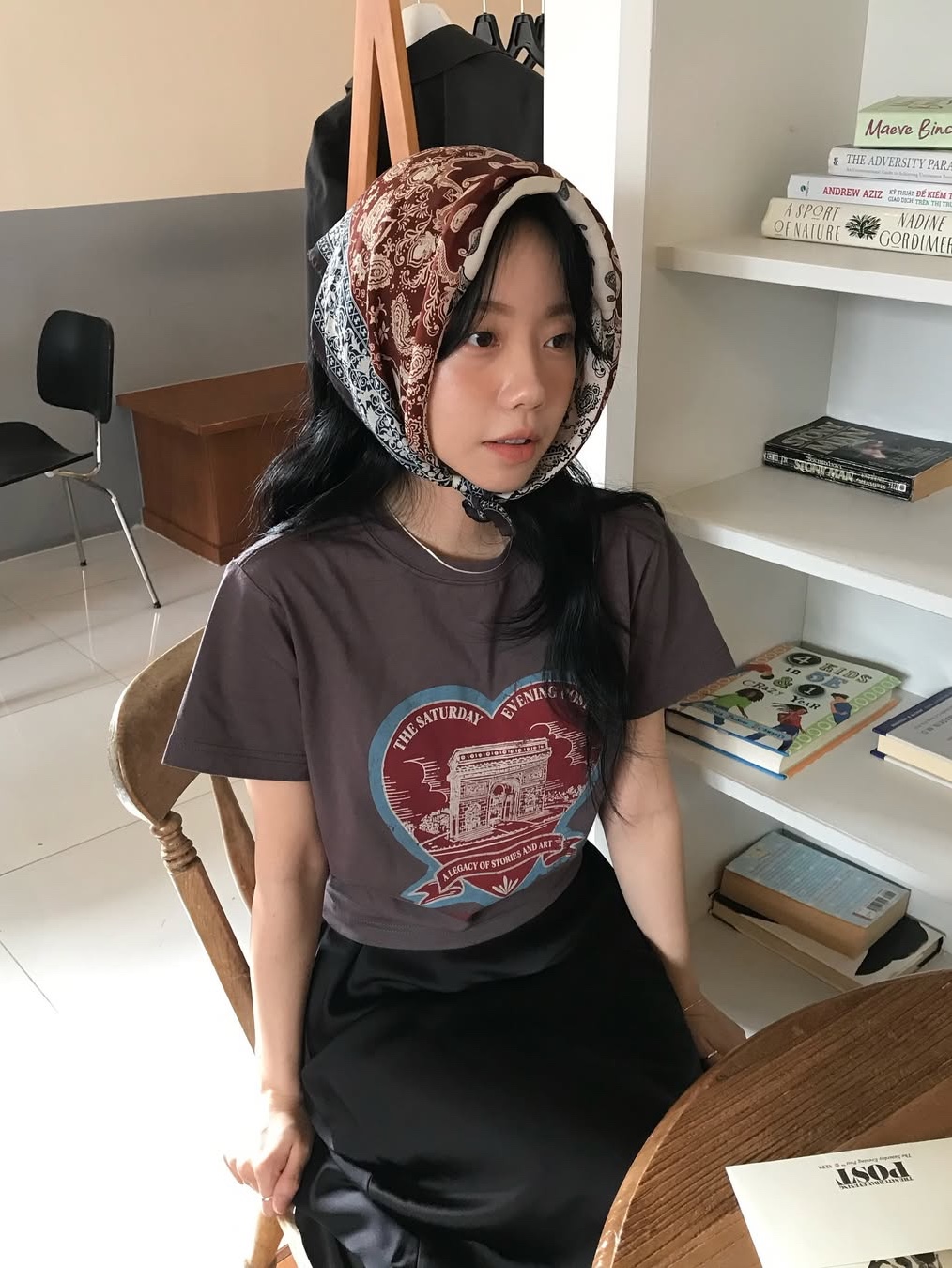The Saturday Evening Post Arch Heart T-Shirt_Charcoal 착용 스타일 - 1