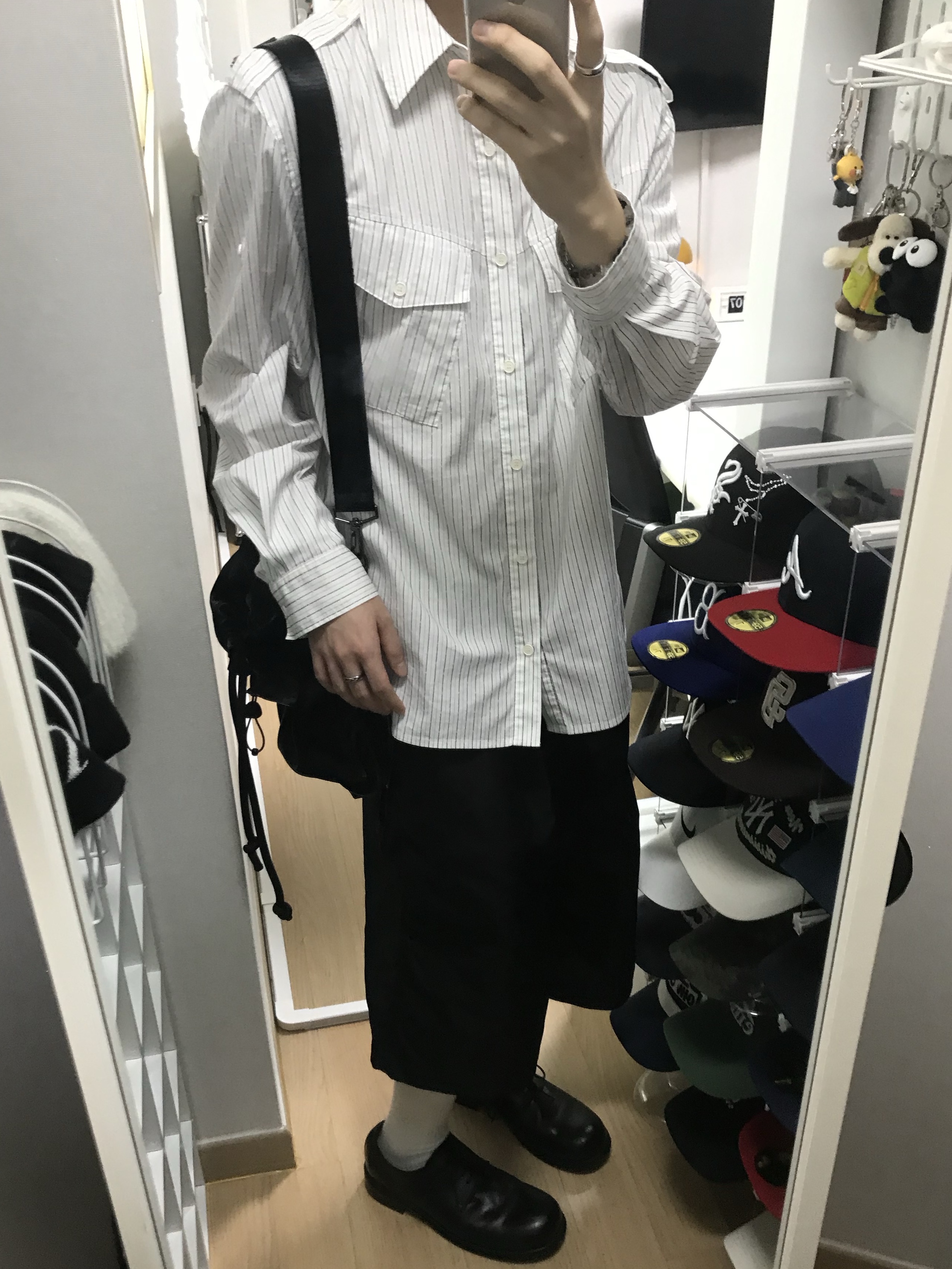 MJD x Koin Seoul Two Tuck Re-Nylon Wide Carpenter Bermuda Pants Black 착용 스타일