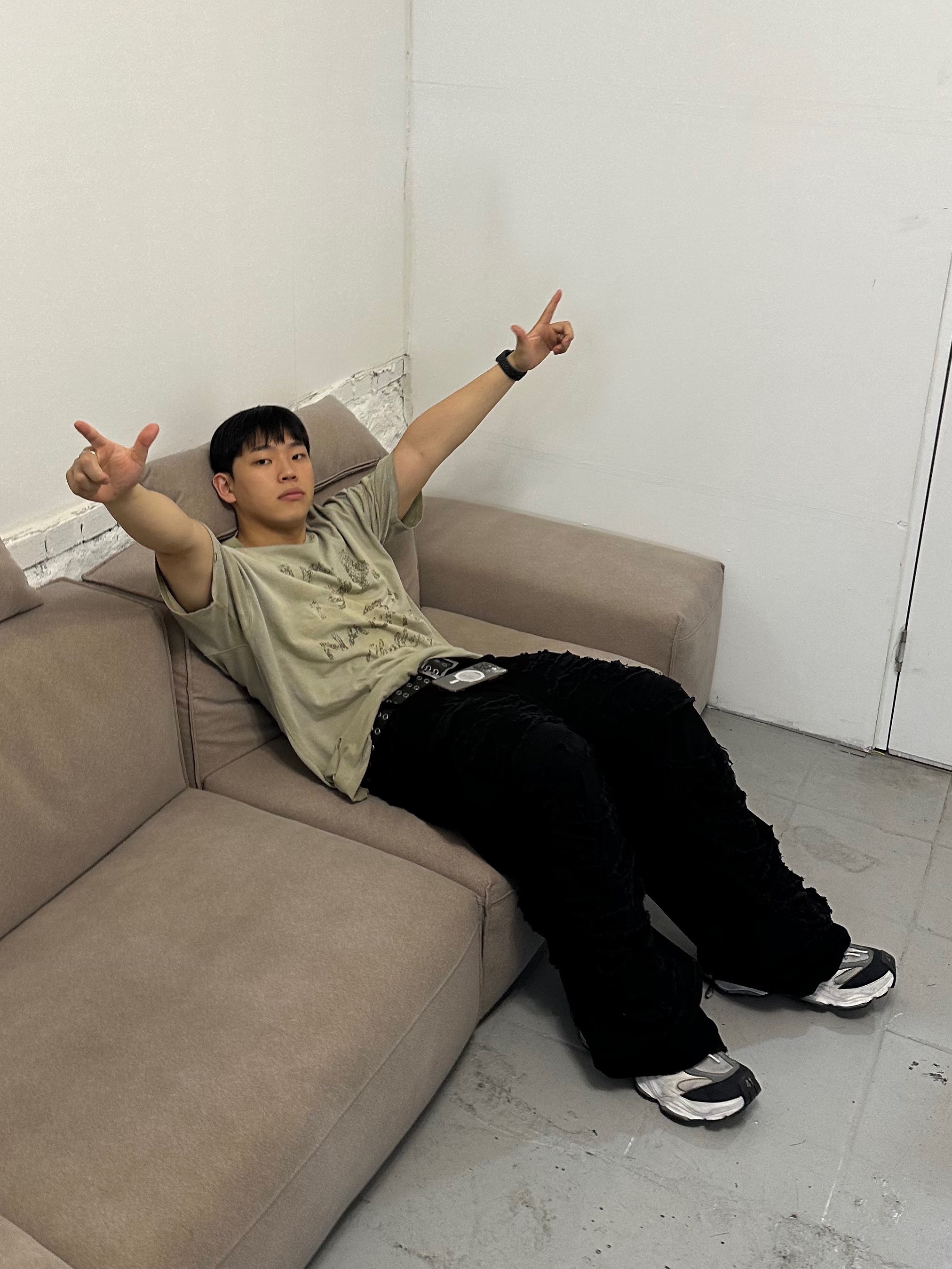 Balenciaga Cargo Sneakers White Grey 착용 스타일 - 1